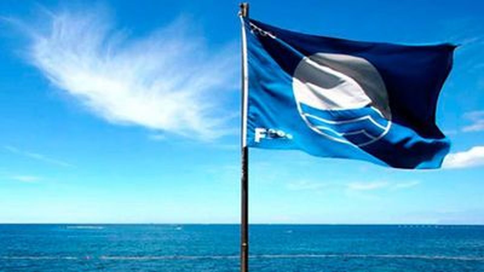 La playa Virgen de la Nueva iza su bandera azul