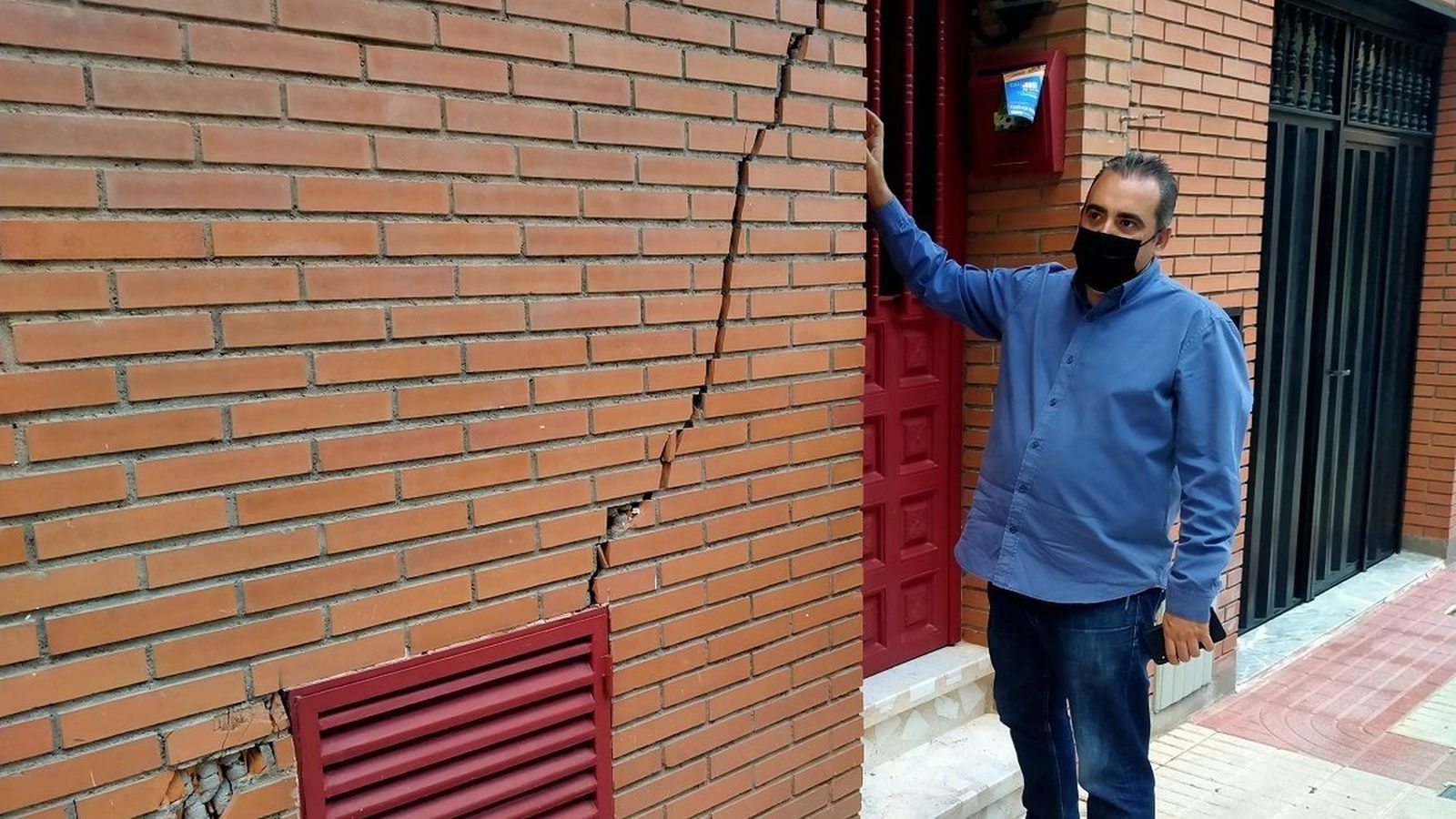 Grietas en un edificio bajo el que discurre la línea 7B de Metro, en San Fernando de Henares