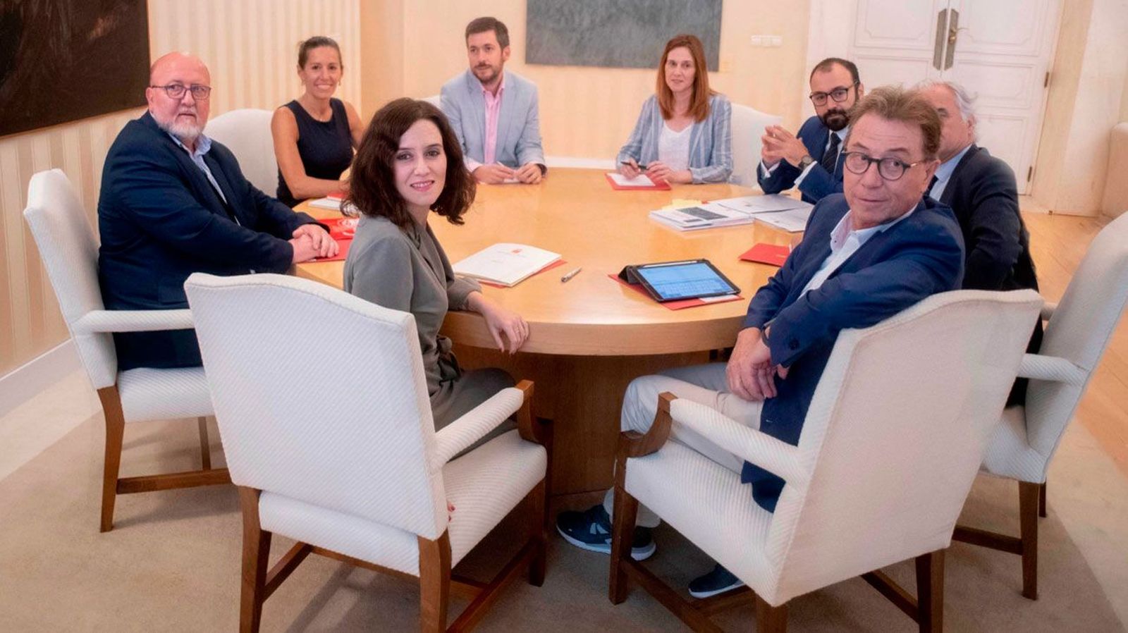 Ayuso con sindicatos y patronal en su primera reunión