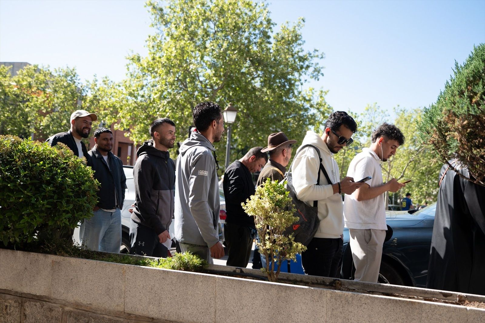 Colas en Madrid por la regularización de inmigrantes: el CRTM solo atiende con cita previa y descarta reforzar oficinas