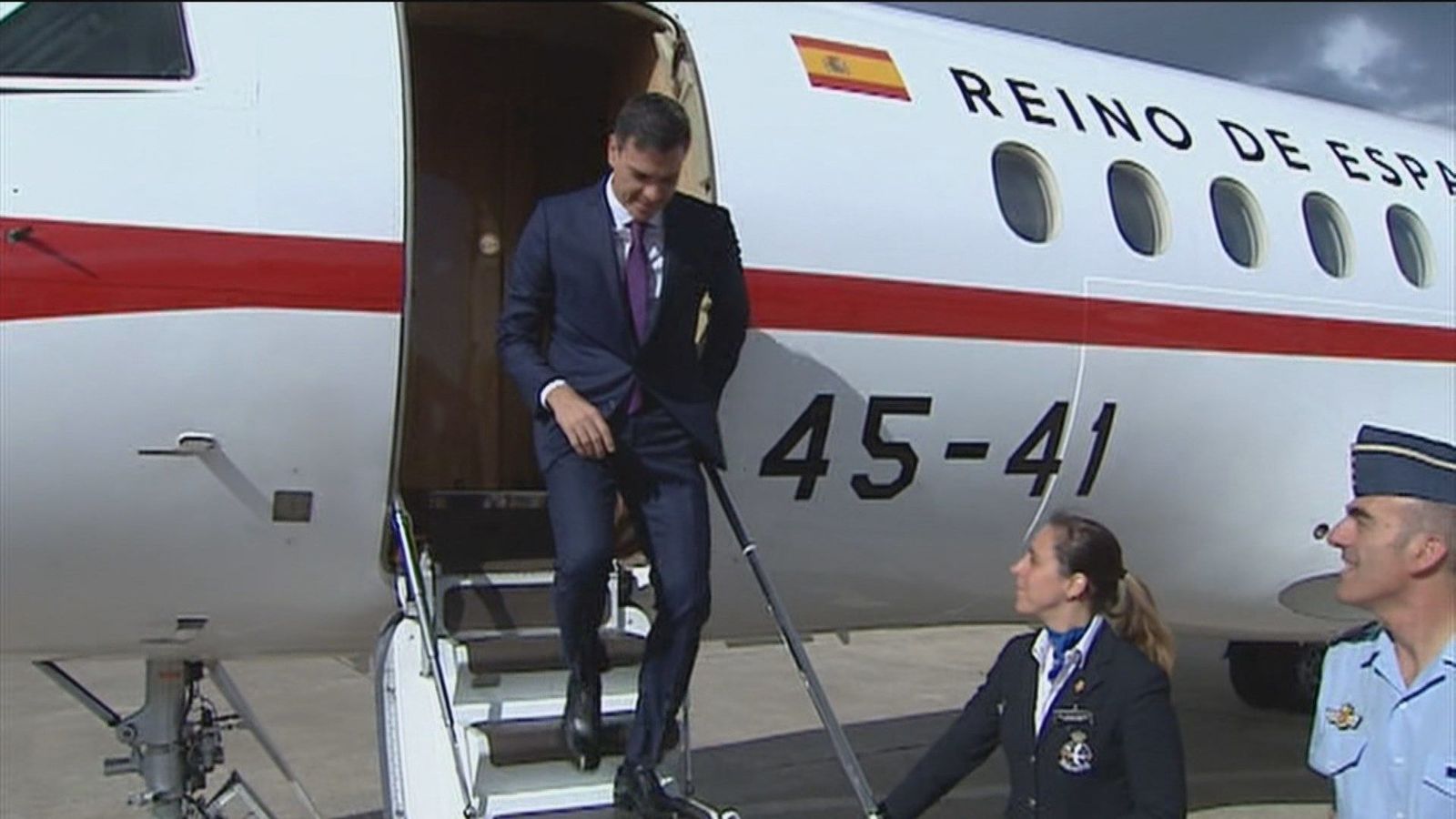 Las deudas por el recorte de las primas a las renovables amenazan el avión oficial de Pedro Sánchez