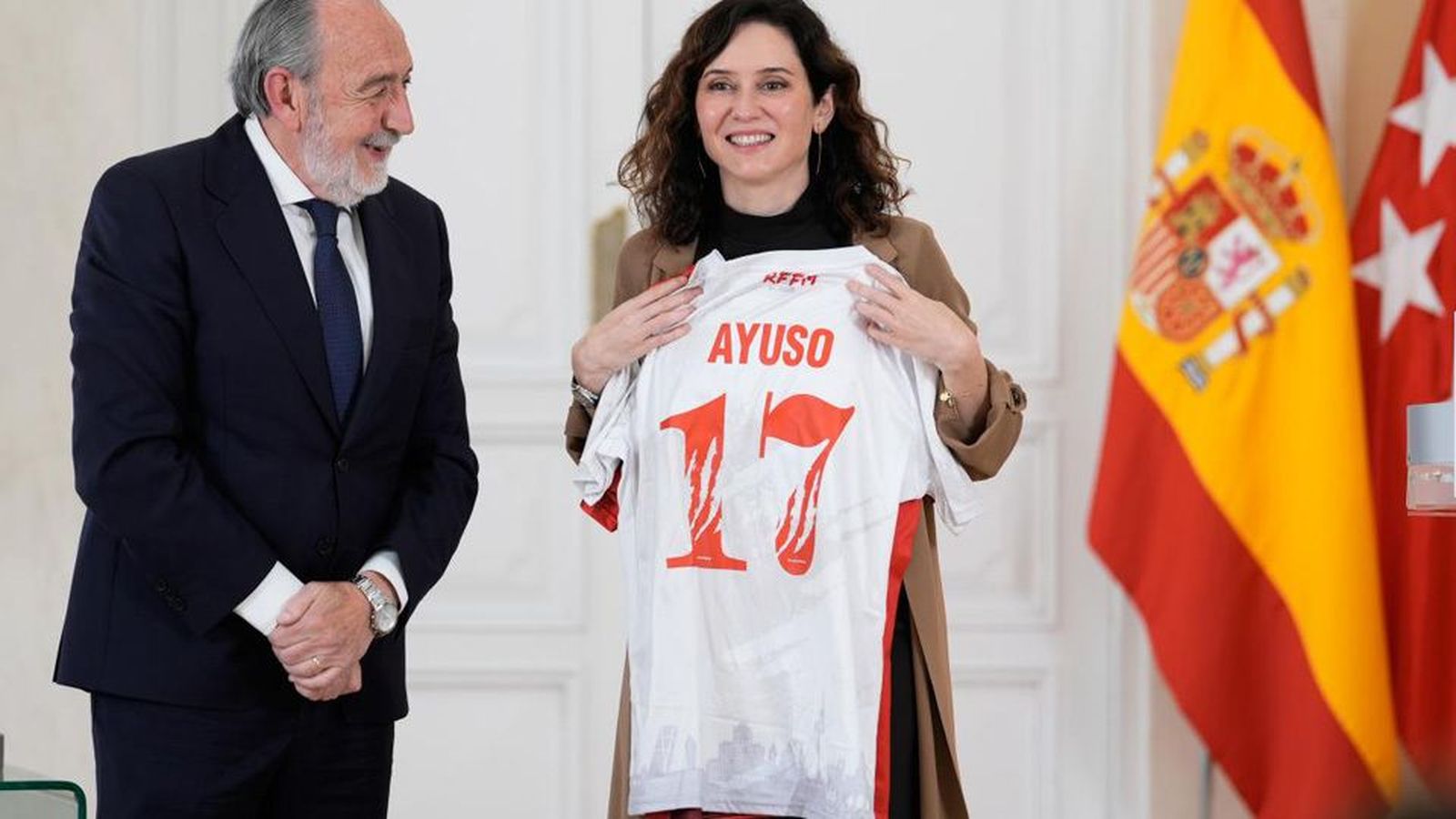 Ayuso recibe la insignia de oro y brillantes de la RFFM