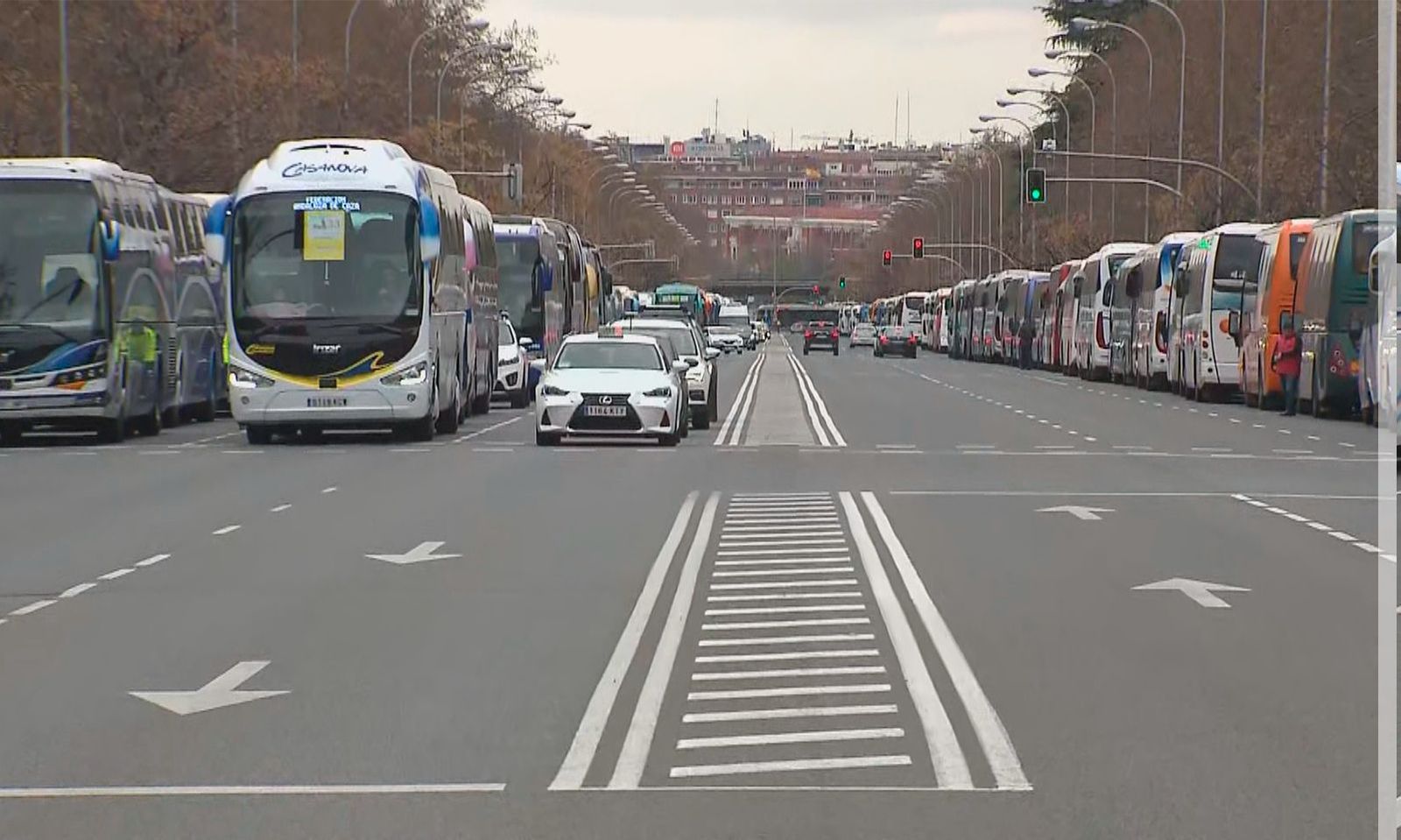 La Castellana se convierte en un aparcamiento para 1.500 autocares en apoyo al campo