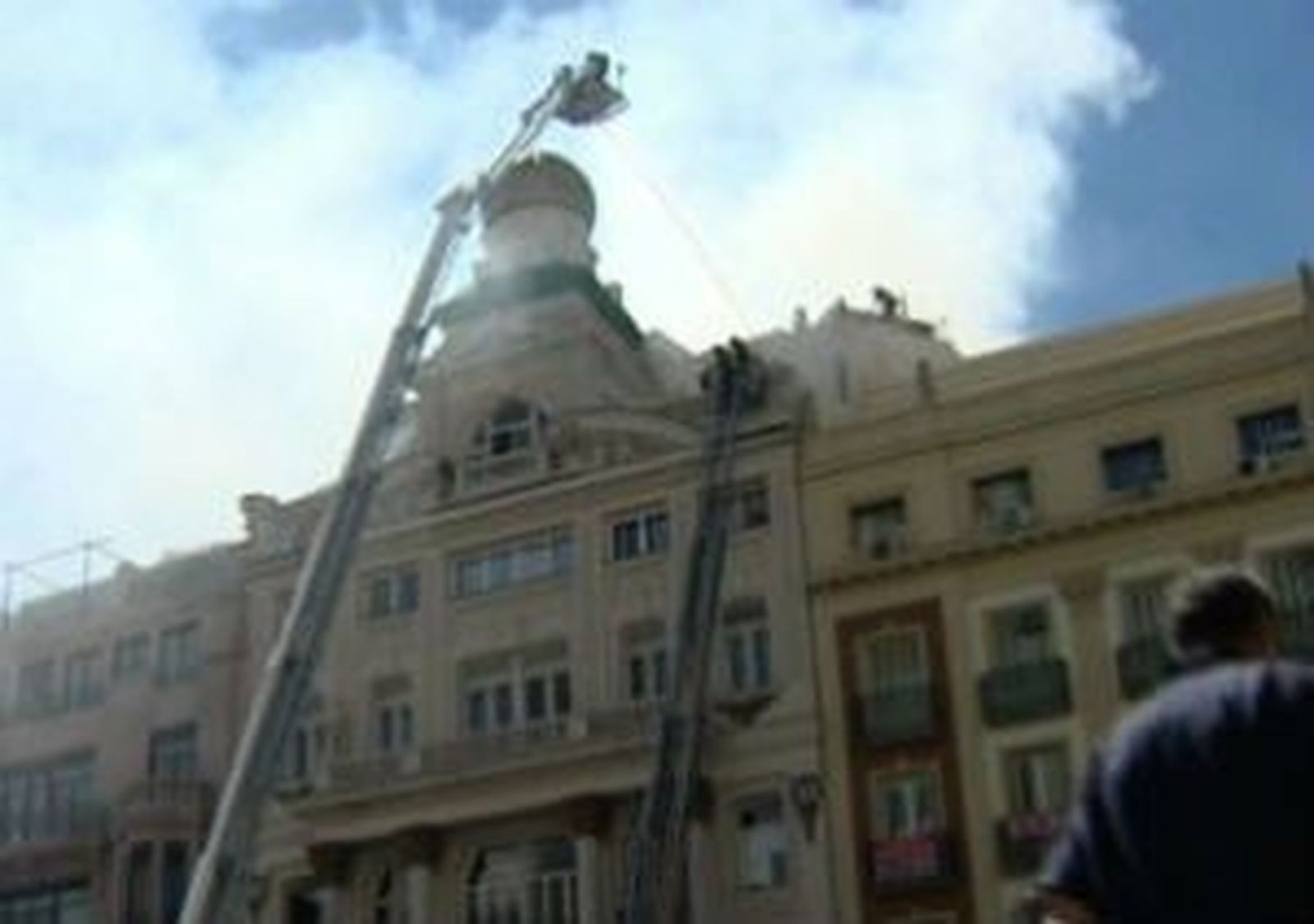 Extinguido el incendio en el teatro Alcázar, que suspende sus funciones