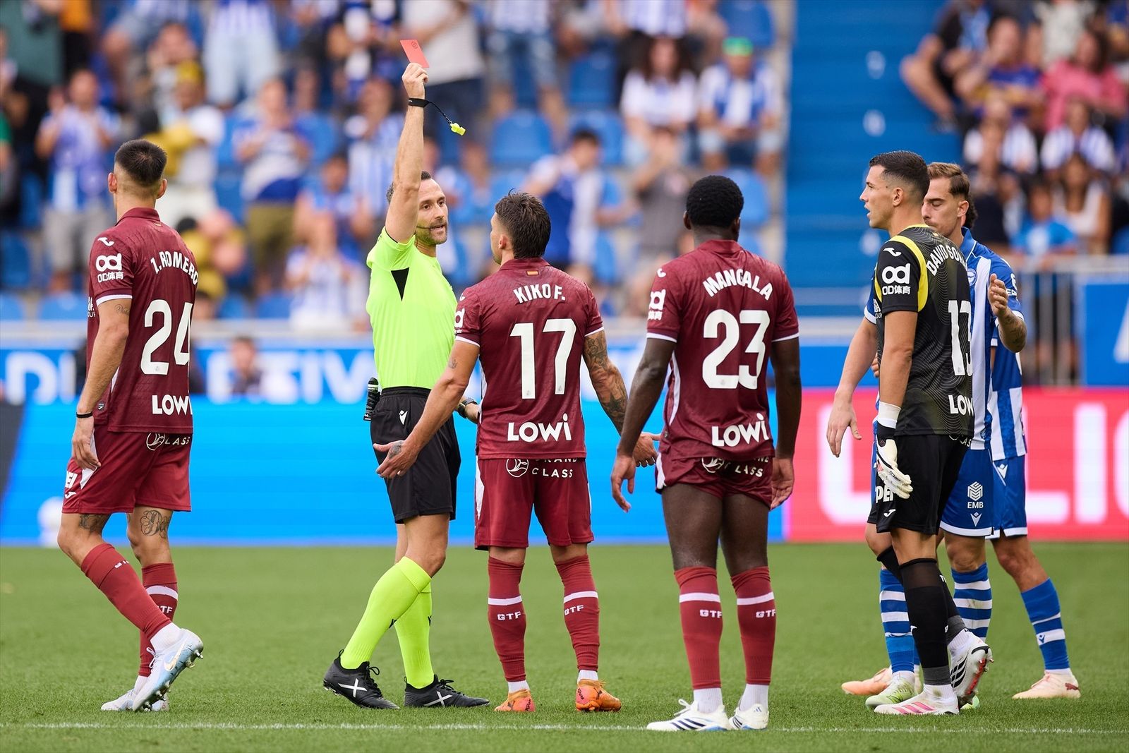 El colegiado Manuel Jesús Orellana muestra la tarjeta roja a Kiko Femenia, jugador del Getafe CF