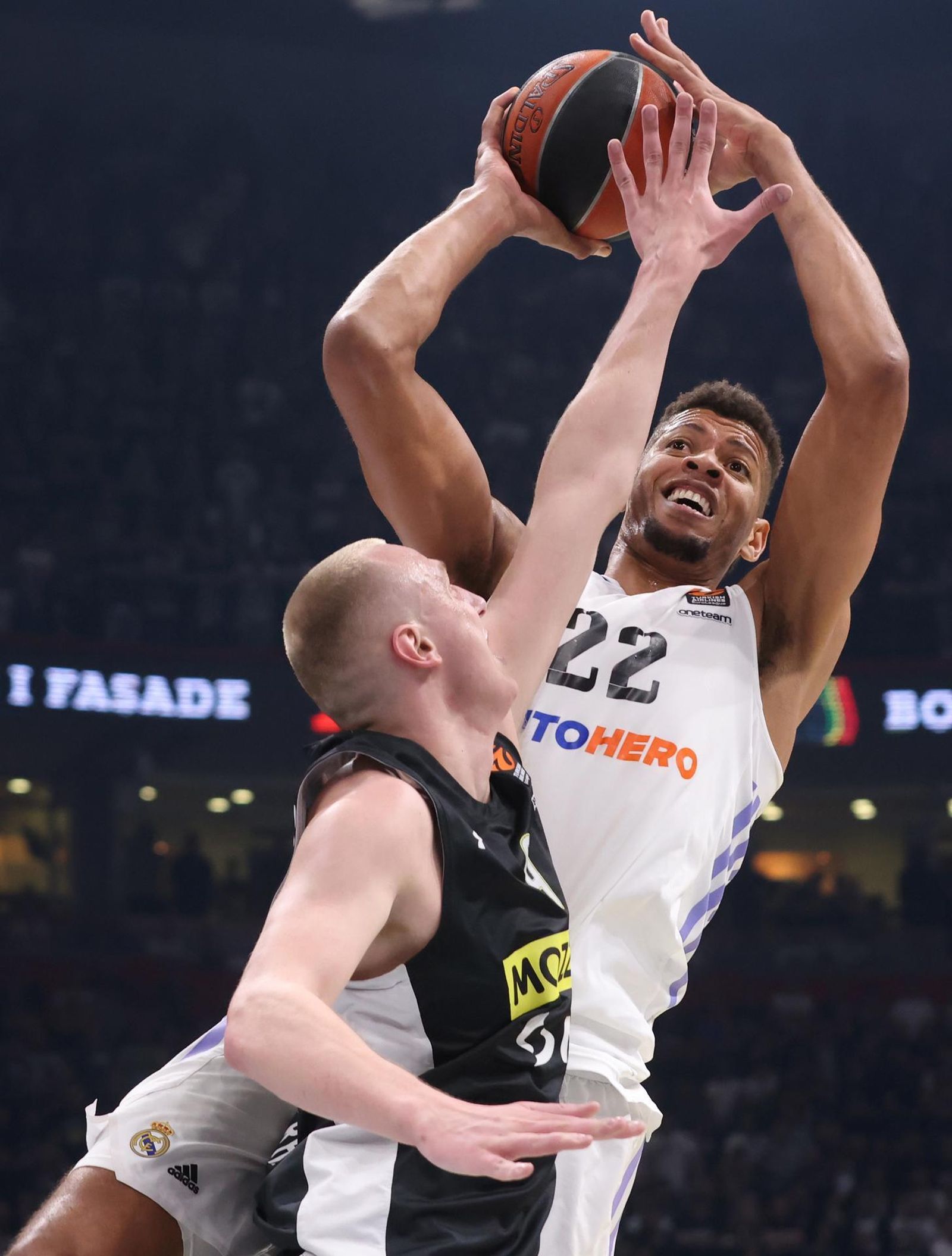 Tavares ante el Partizán