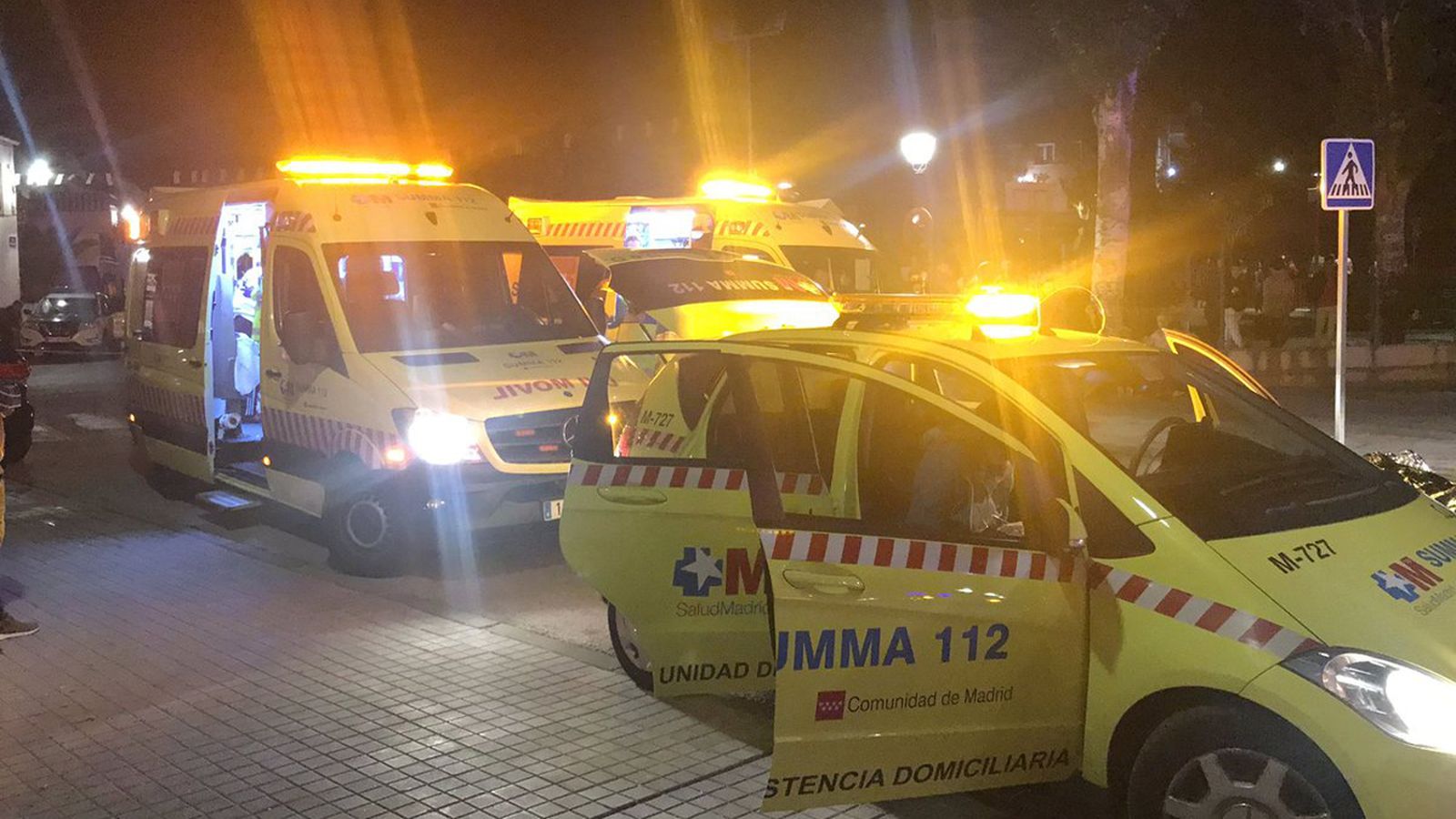 Los servicios de emergencia atendiendo a los heridos en Cobeña