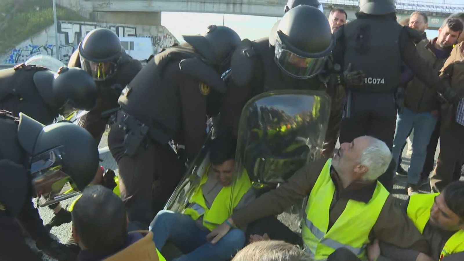Los grupos de la Asamblea marcan posición ante el Delegado del Gobierno y las cargas contra los agricultores