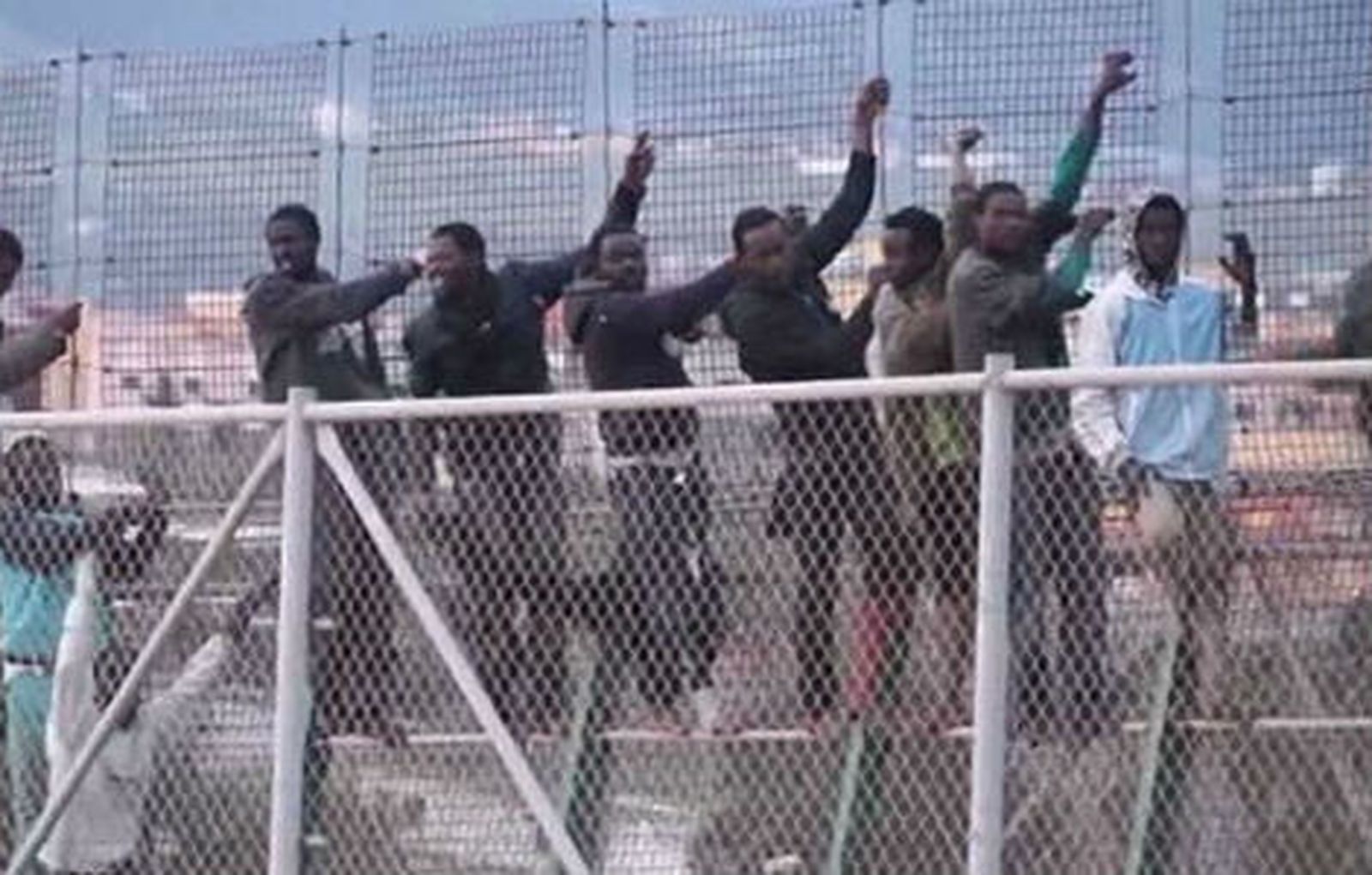 Inmigrantes en la valla de Melilla