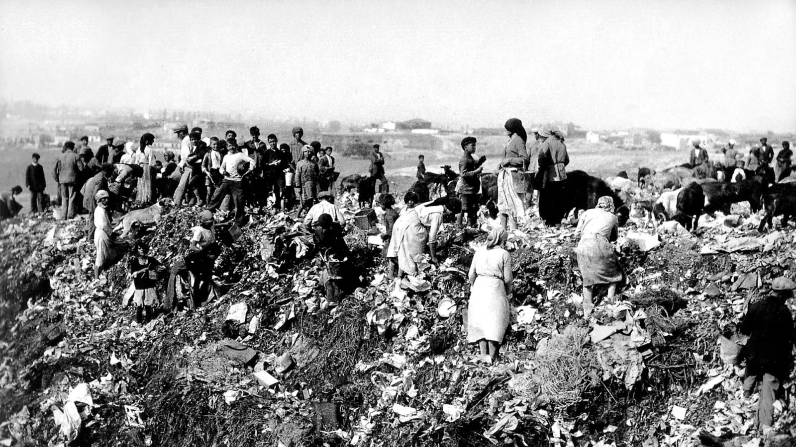 Un grupo de personas rebusca en un basurero de Tetuán de las Victoria, a finales de la década de 1920
