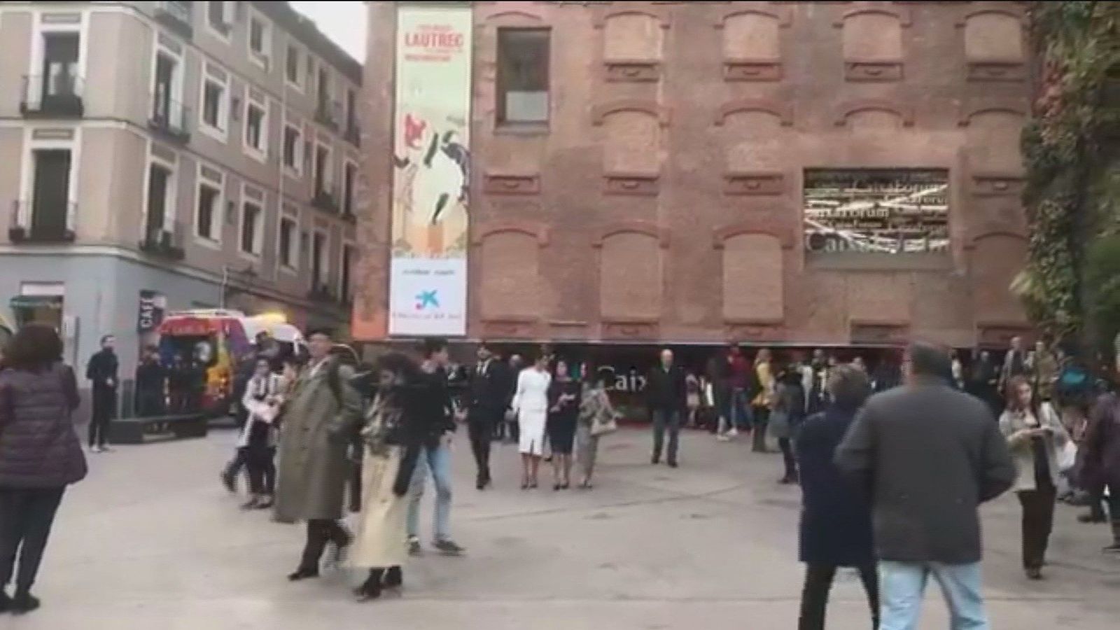 Desalojado el CaixaForum tras precipitarse una mujer por el hueco de la escalera