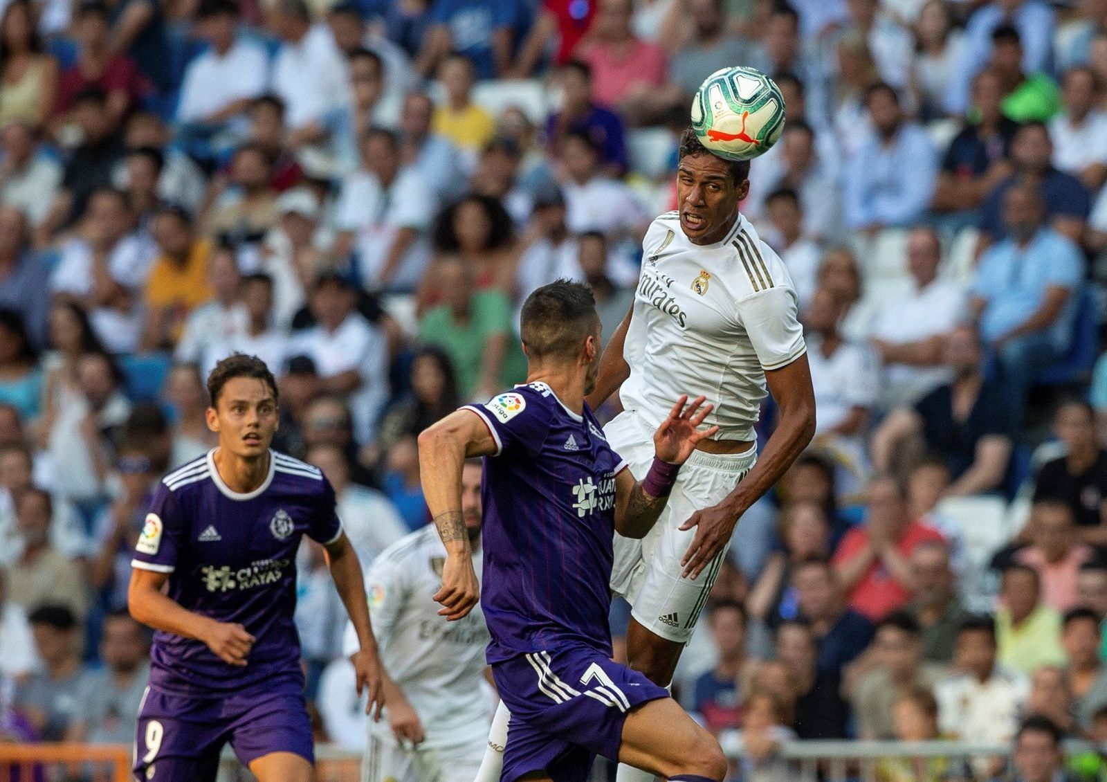 Varane gana un balón aéreo