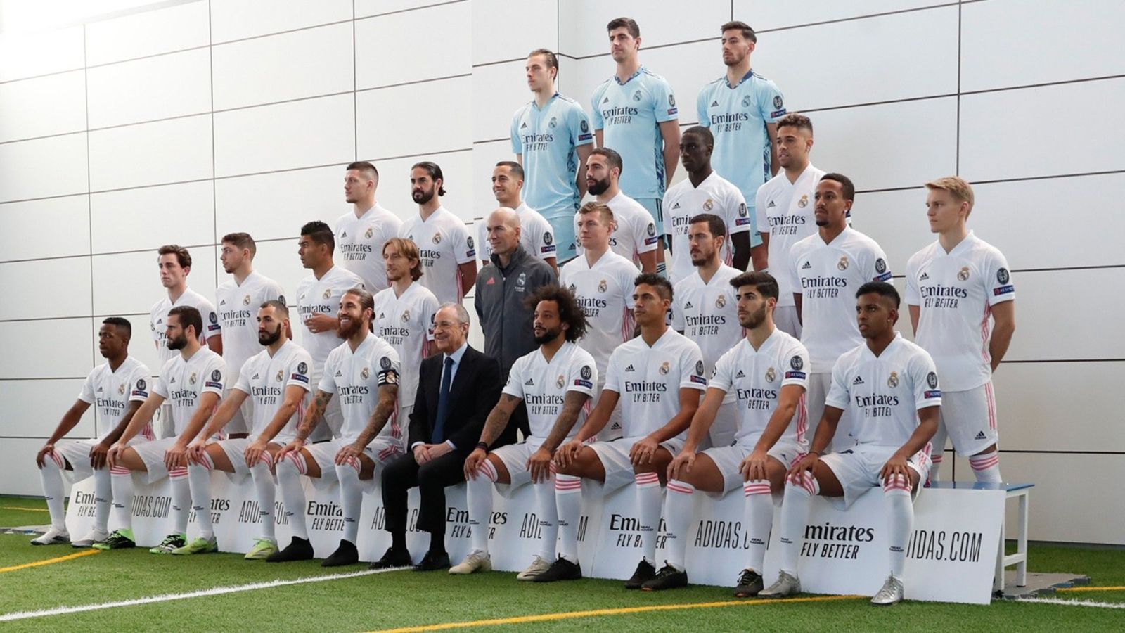 Sonrisas entre Ramos y Florentino Pérez; seriedad de Zidane