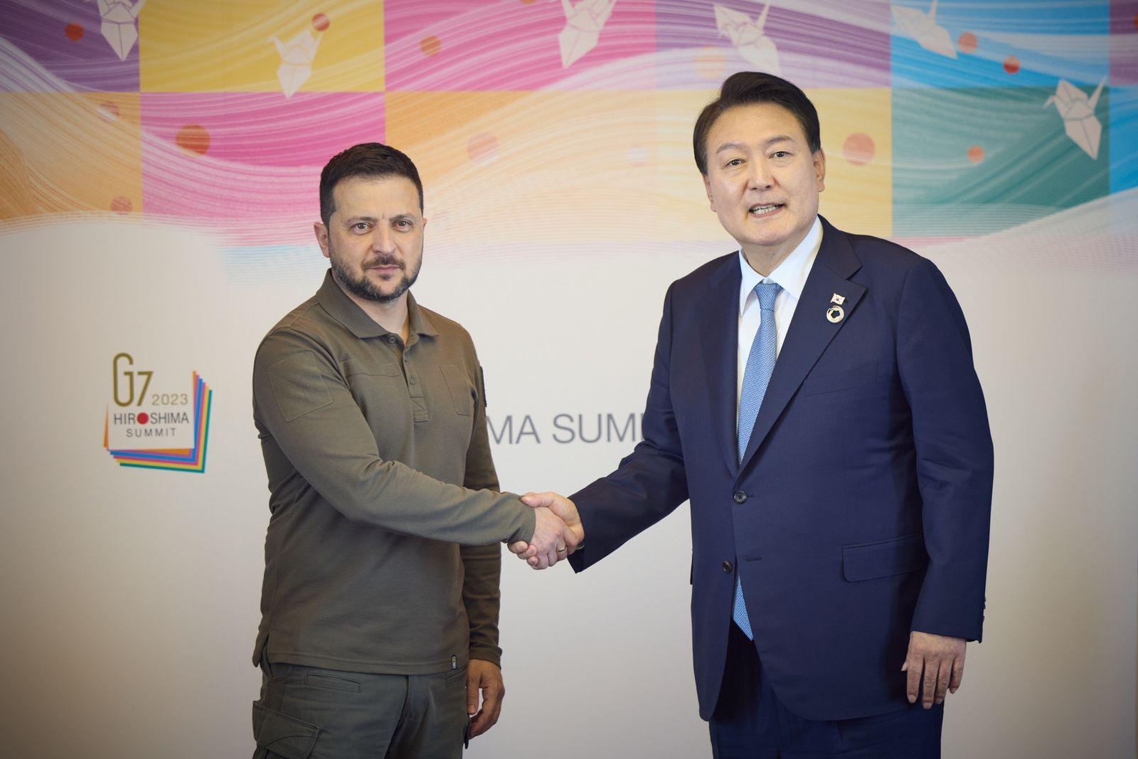 El presidente ucraniano Zelenssky en su encuentro con el presidente de Corea del Sur,  Yoon Suk Yeol, en la cumbre del G7