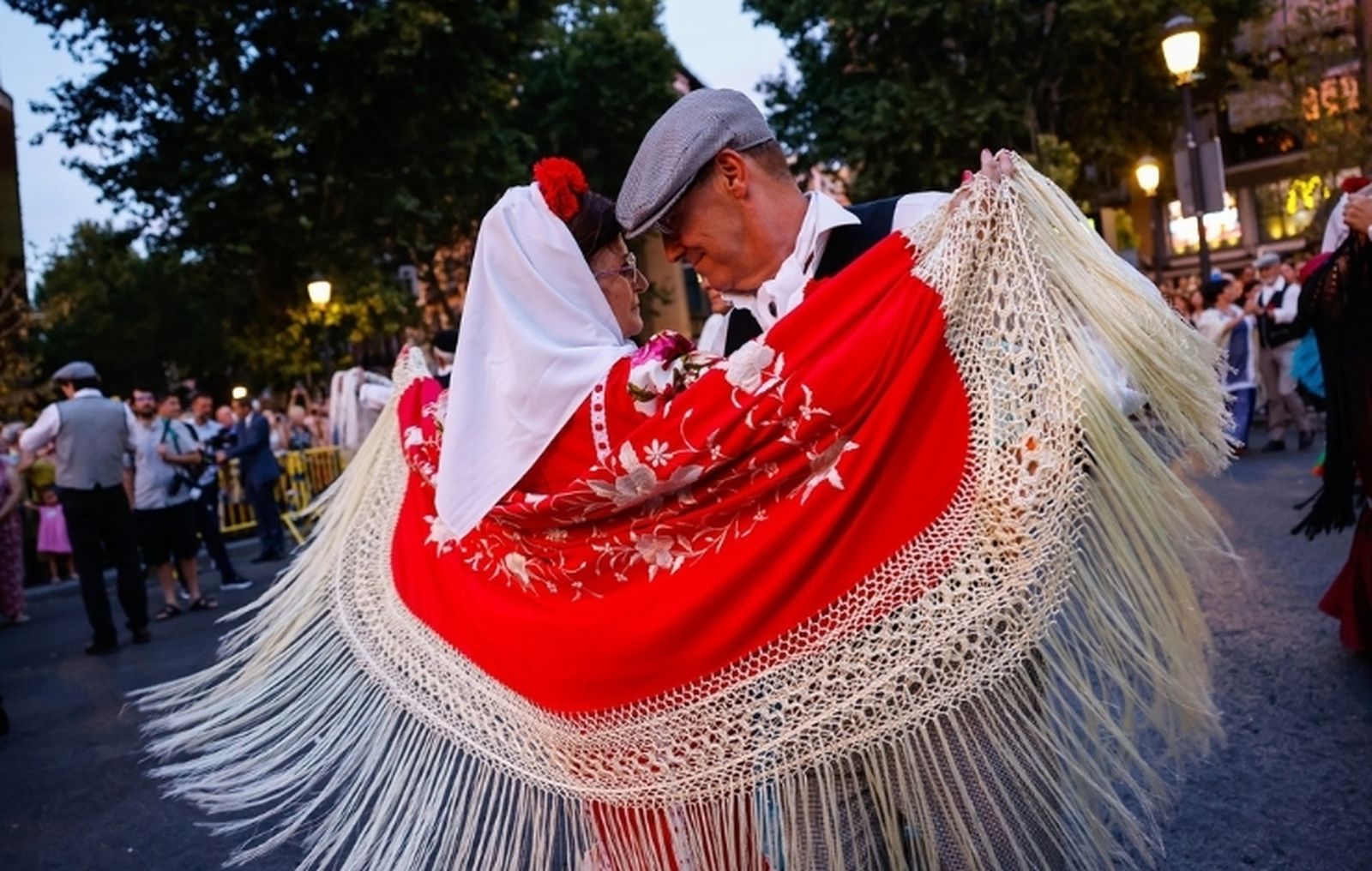 Una pareja de chulapos baila un chotis en Madrid
