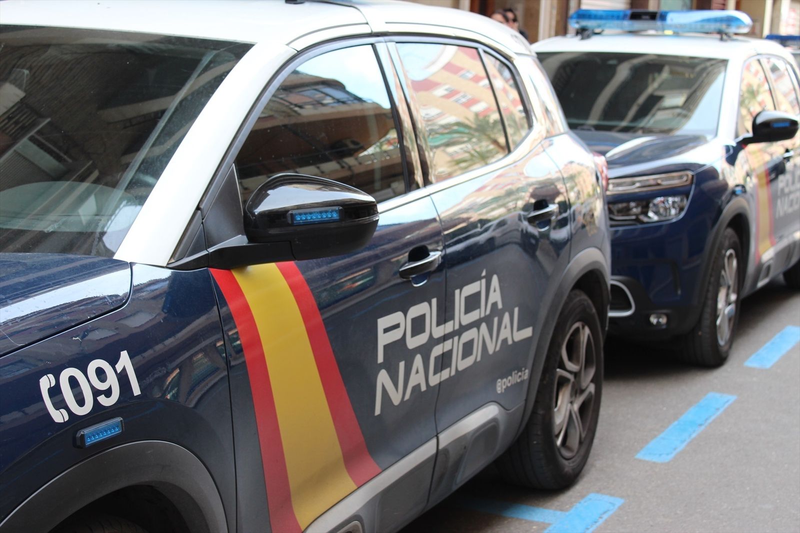 Vehículos de la Policía Nacional estacionados en una calle