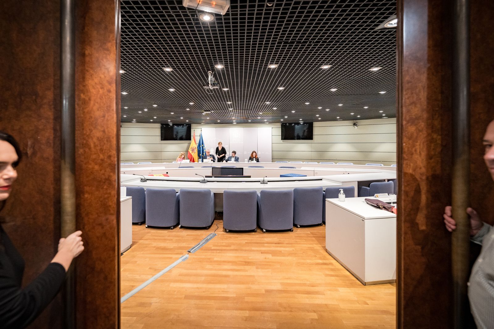 Gobierno, sindicatos y patronal  vuelven a sentarse para negociar el SMI para 2024