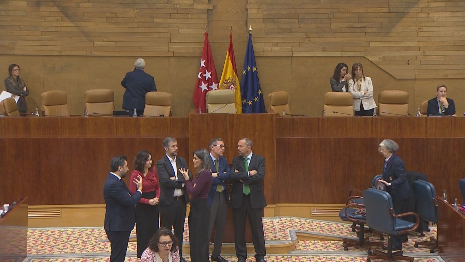 Interrumpida la votación de Presupuestos en la Asamblea de Madrid por el desmayo de un diputado socialista
