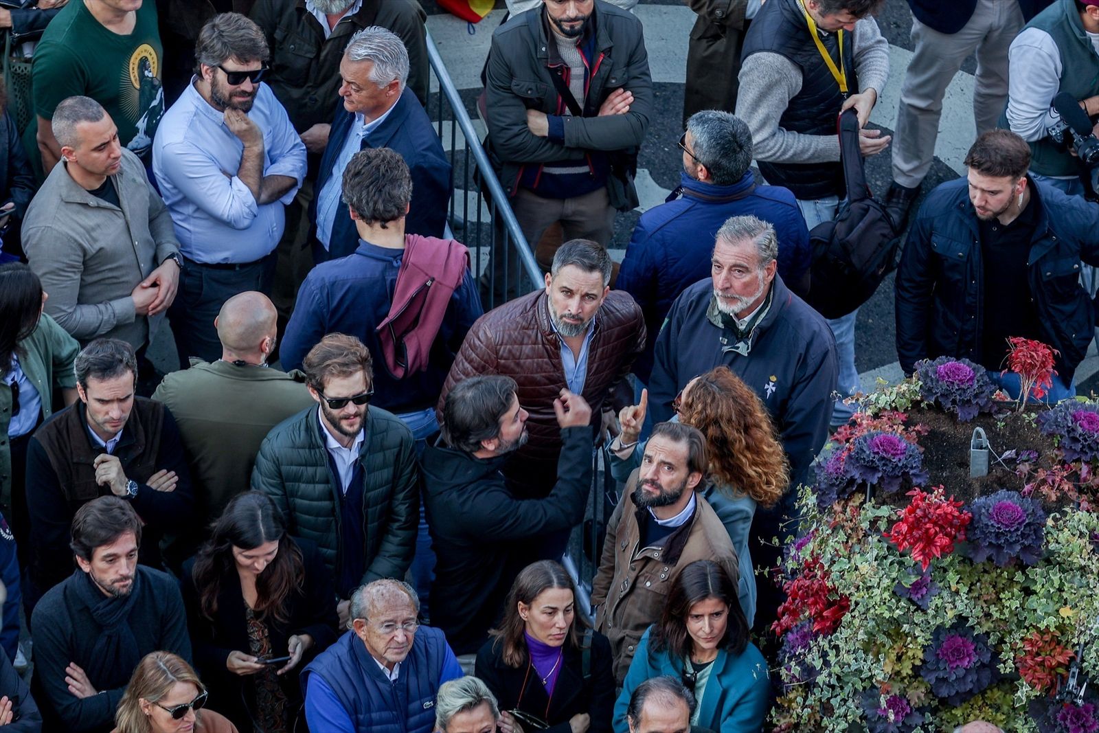 Abascal pide a Feijóo coordinar una respuesta a la amnistía en el Senado y las comunidades
