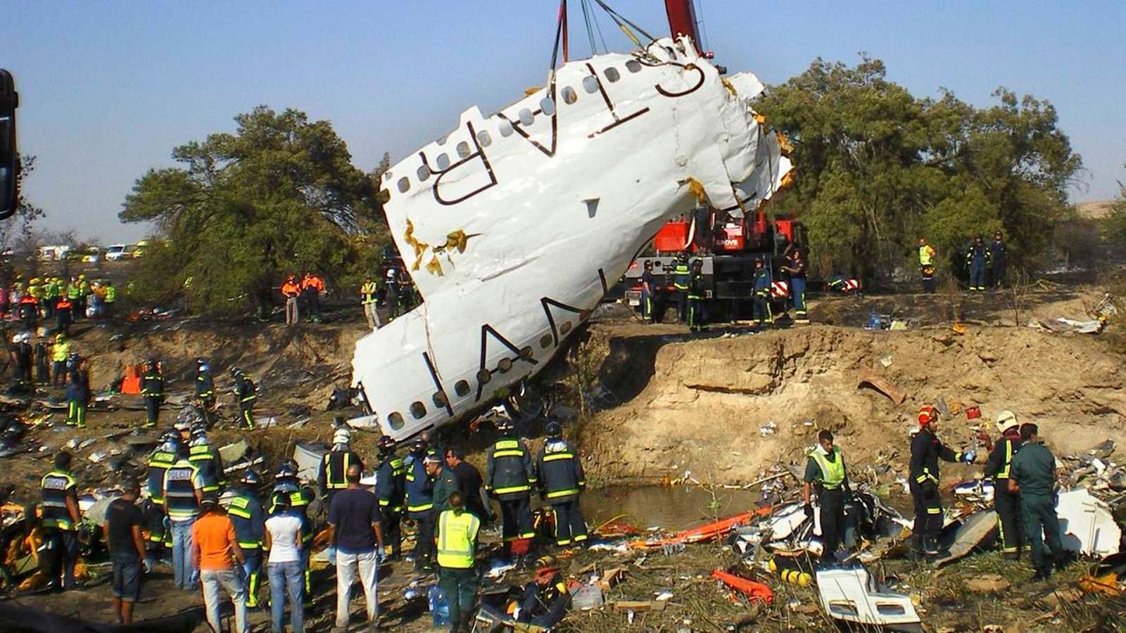 Rescate de los restos del avión siniestrado en el aeropuerto de Barajas
