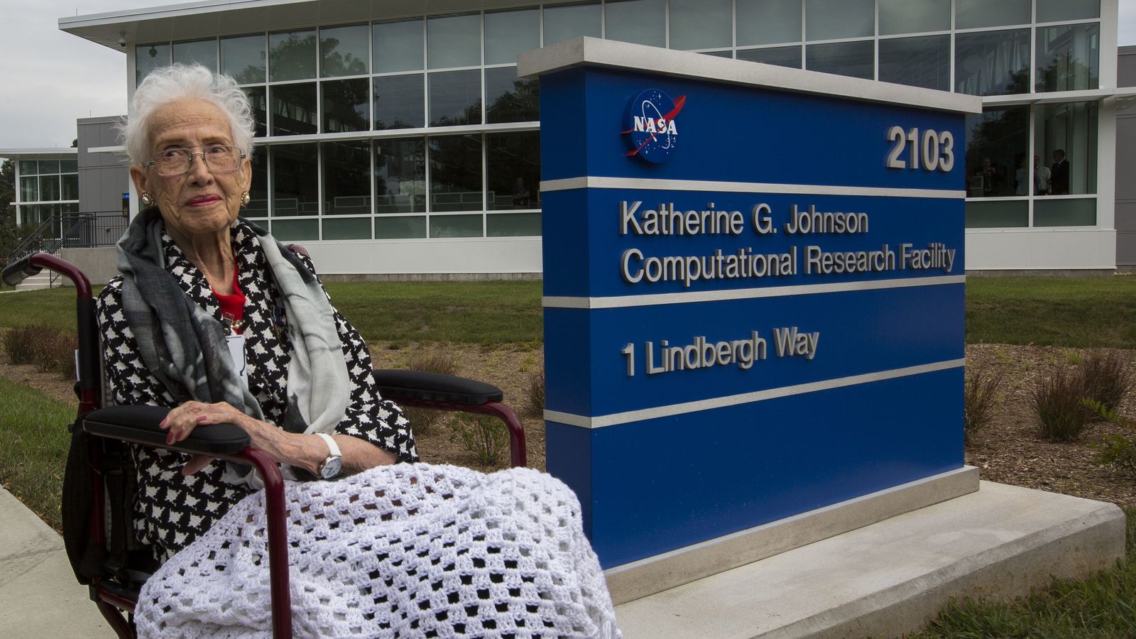 Katherine Johnson frente al Centro de Investigación Computacional que lleva su nombre