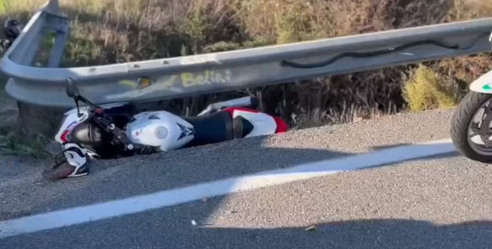 Estado de la moto empotrada en el guardarraíl del arcén