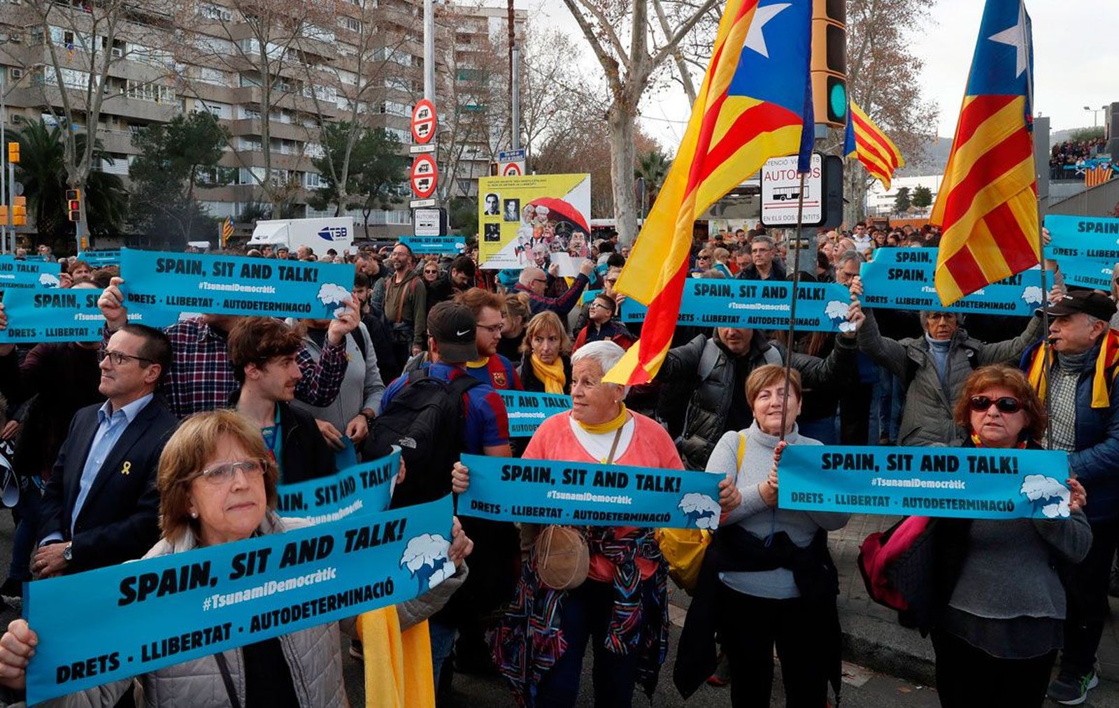 Unas 5.000 personas cortan la Diagonal antes del clásico