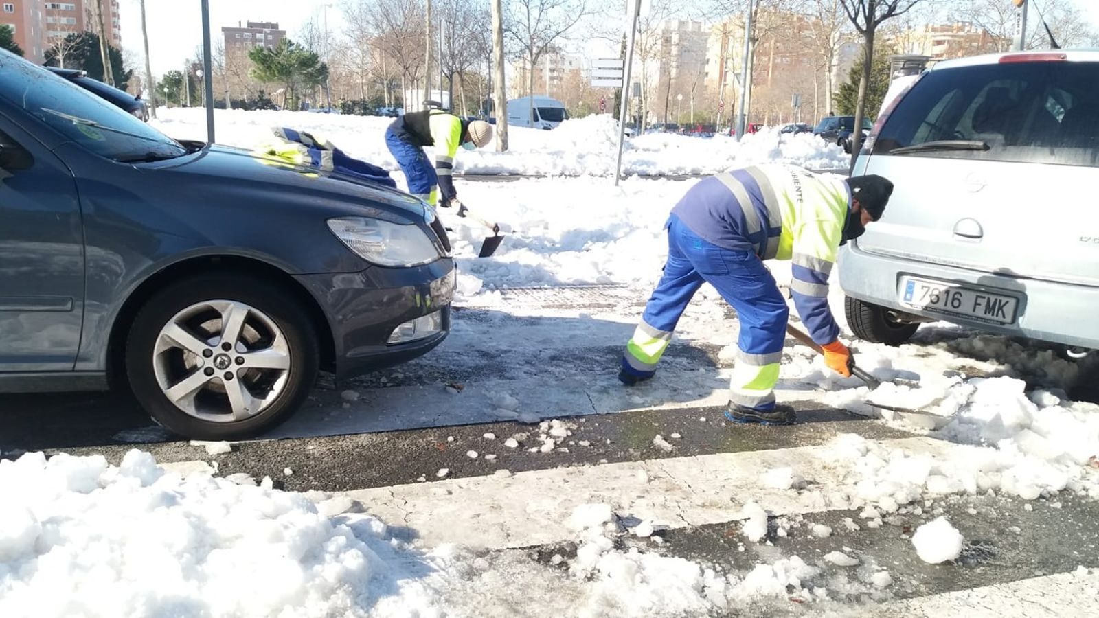 Trabajadores del Ayuntamiento de Fuenlabrada limpian una calle