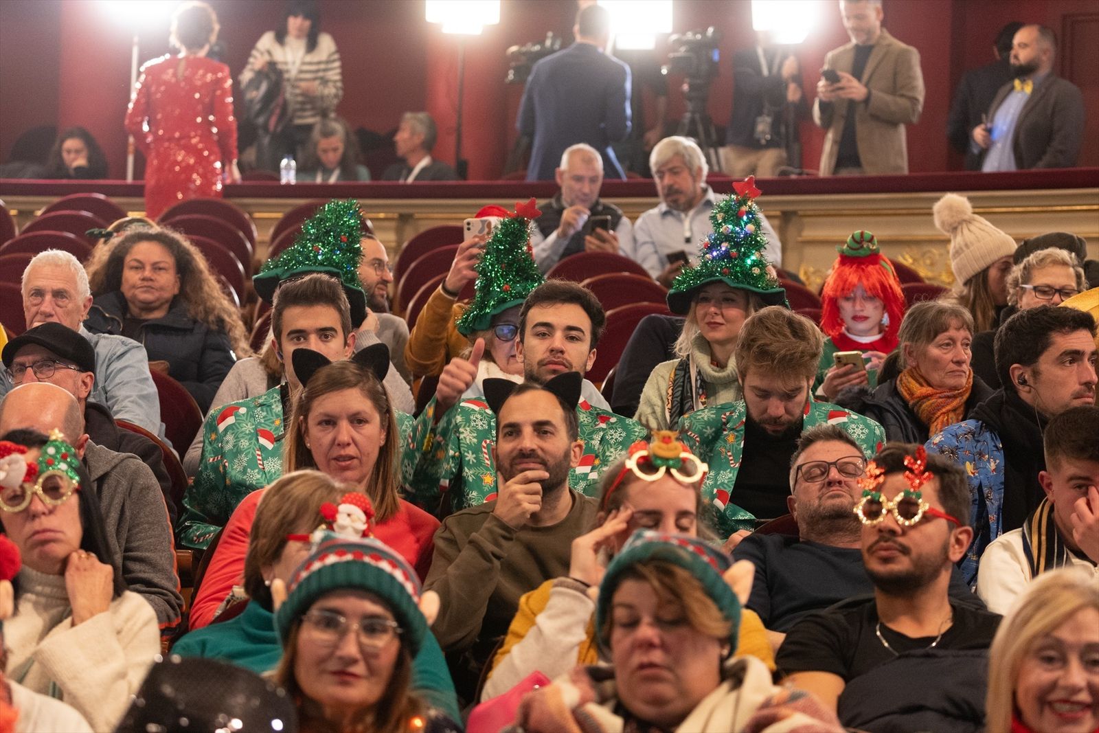 El público del Teatro Real de Madrid disfrutando del sorteo de la lotería de Navidad en directo