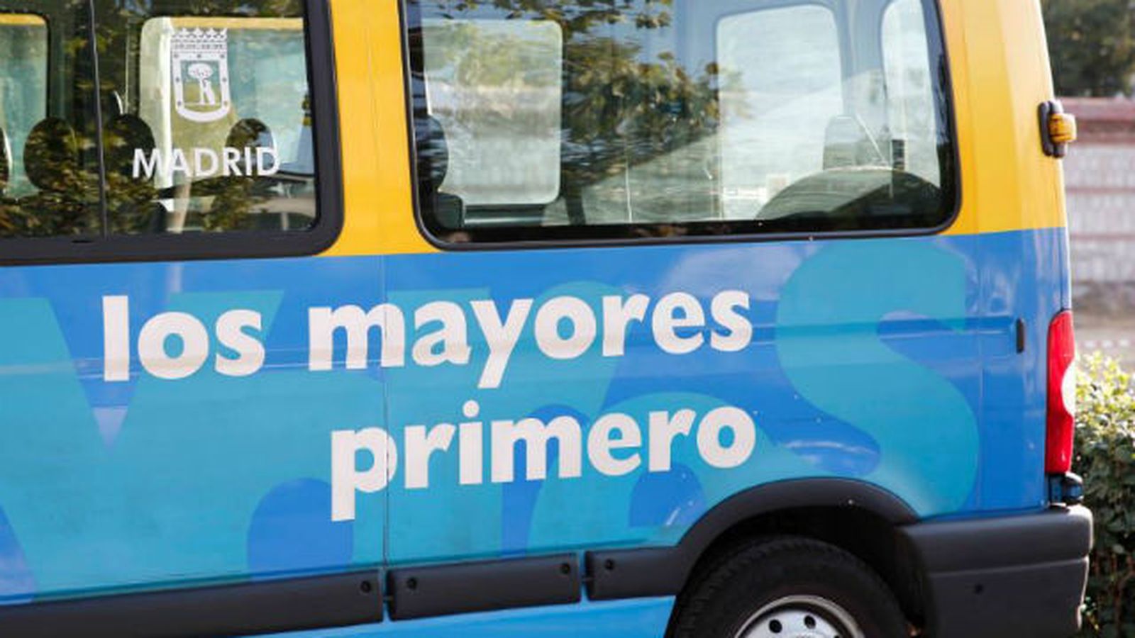 Carmena celebra el Día de los Mayores con vecinos de todas las edades
