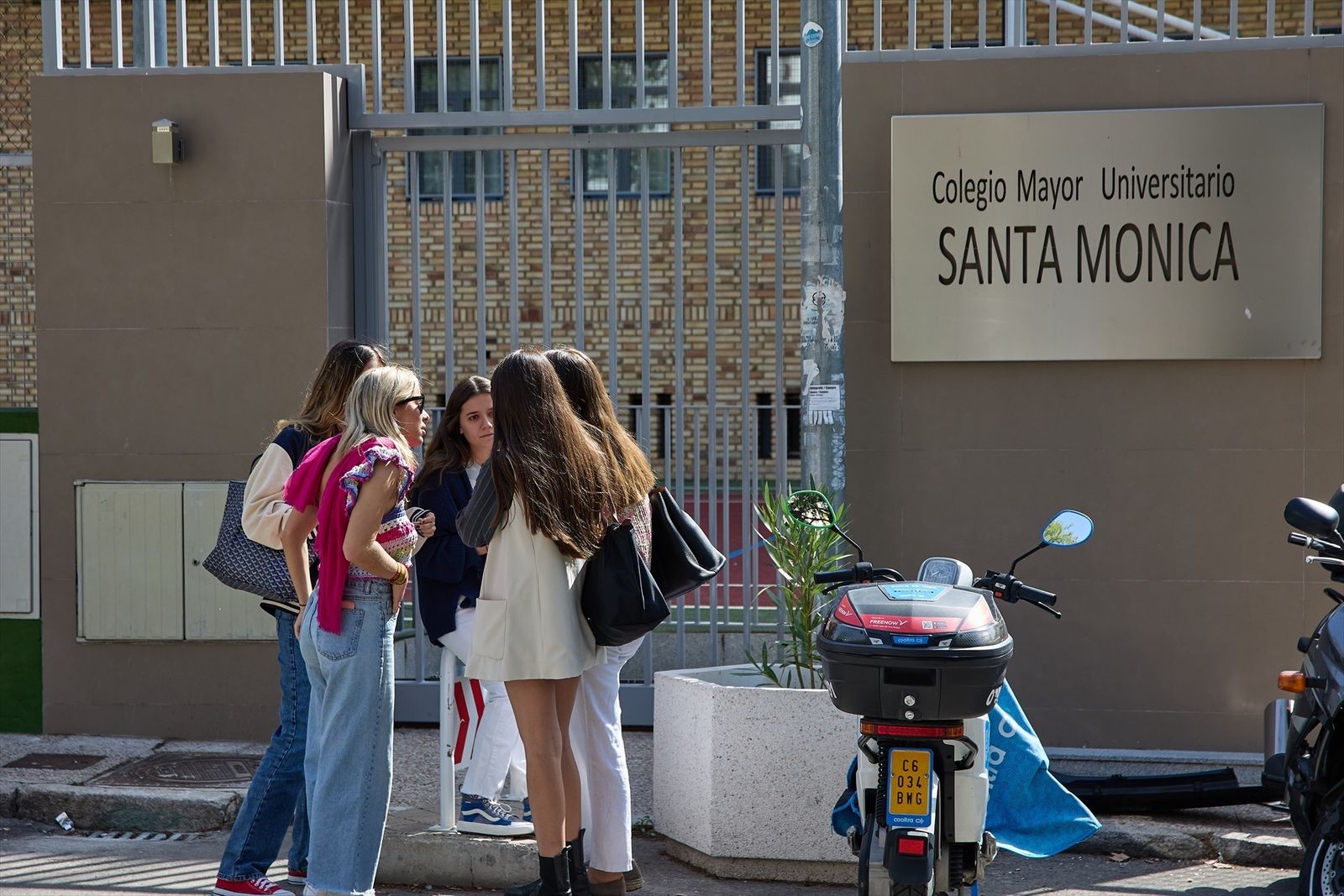 Varias alumnas en la entrada del Colegio Mayor Santa Mónica, a 6 de octubre de 2022, en Madrid (España)