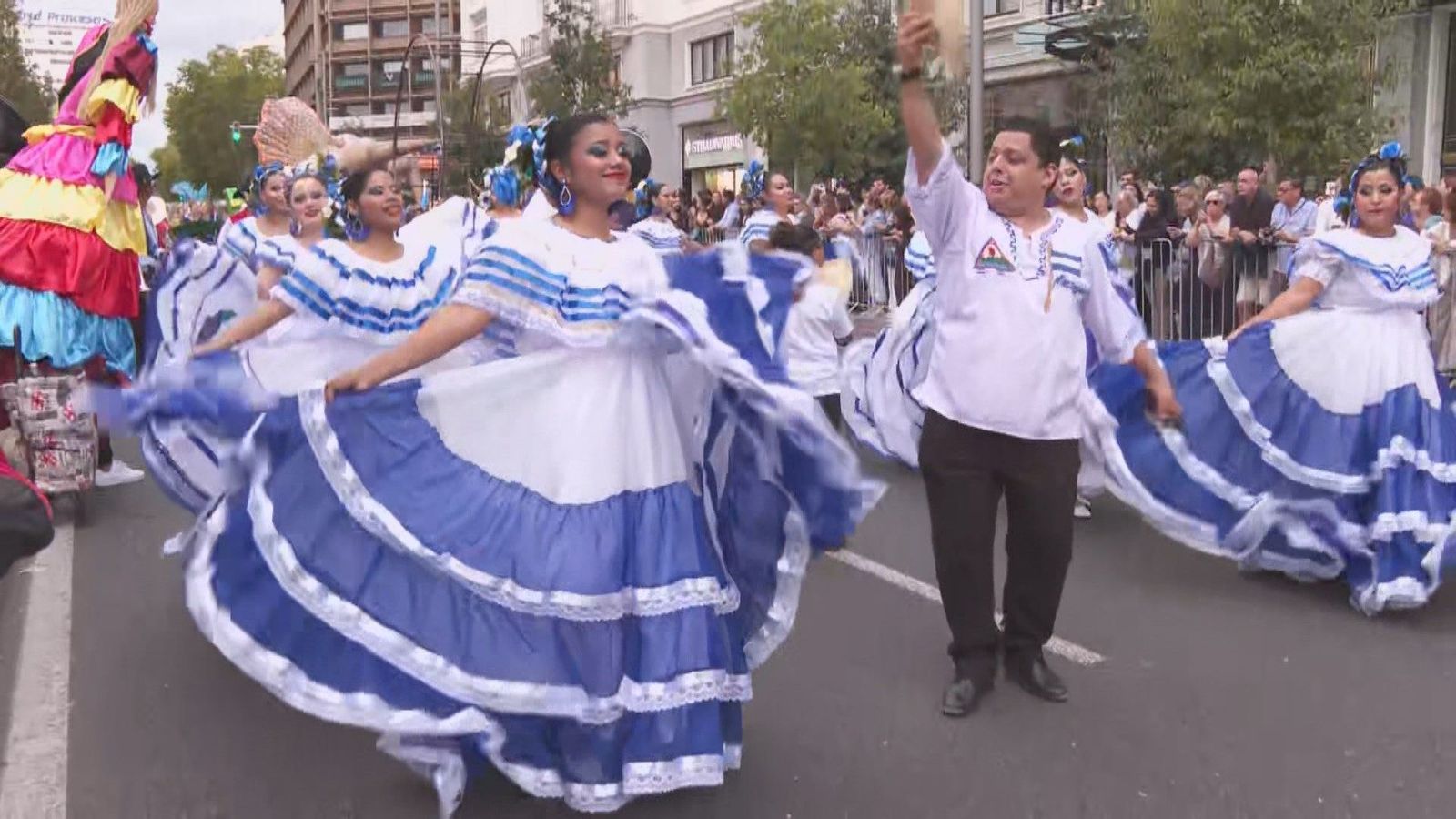 Cabalgata de 'Hispanidad 2026': Más de 4.500 participantes y 22 países toman la Gran Vía