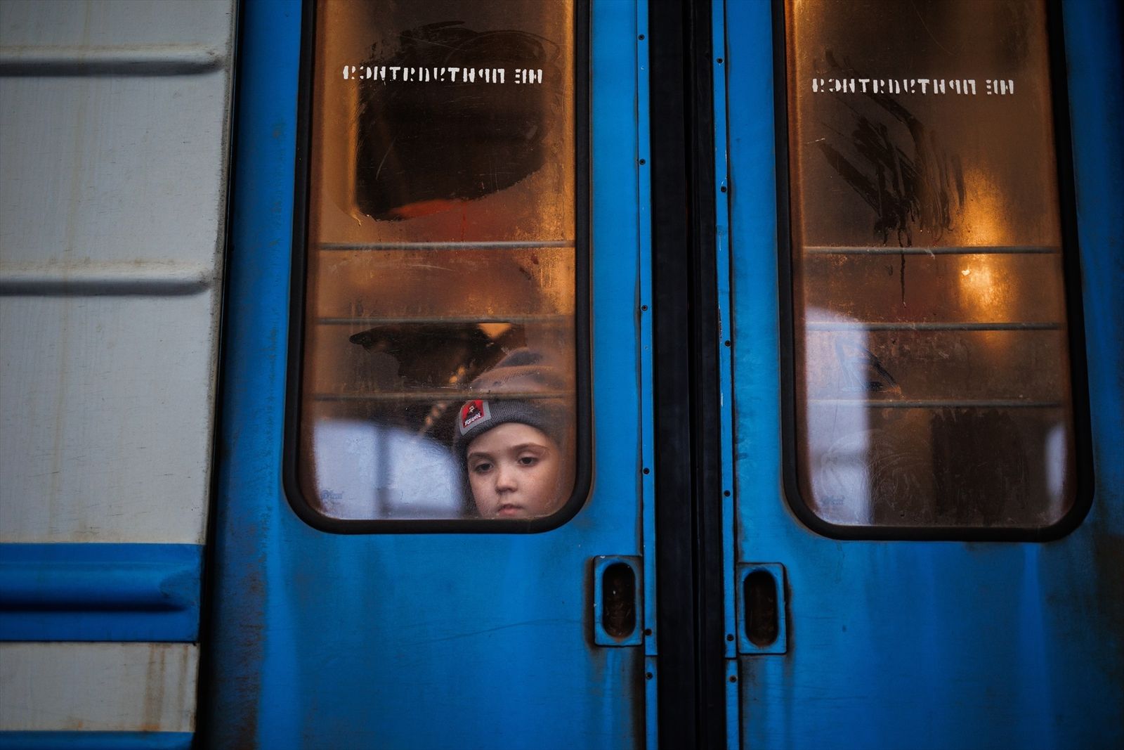 Niño ucraniano en un tren