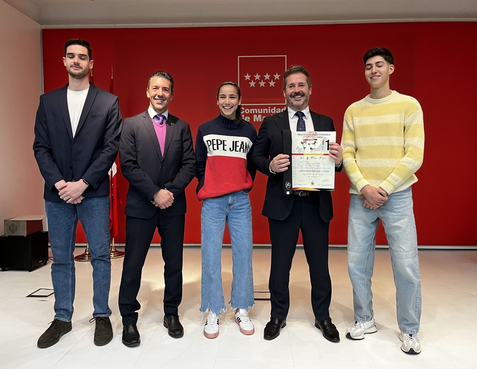 La Comunidad recibe  tres taekwondistas