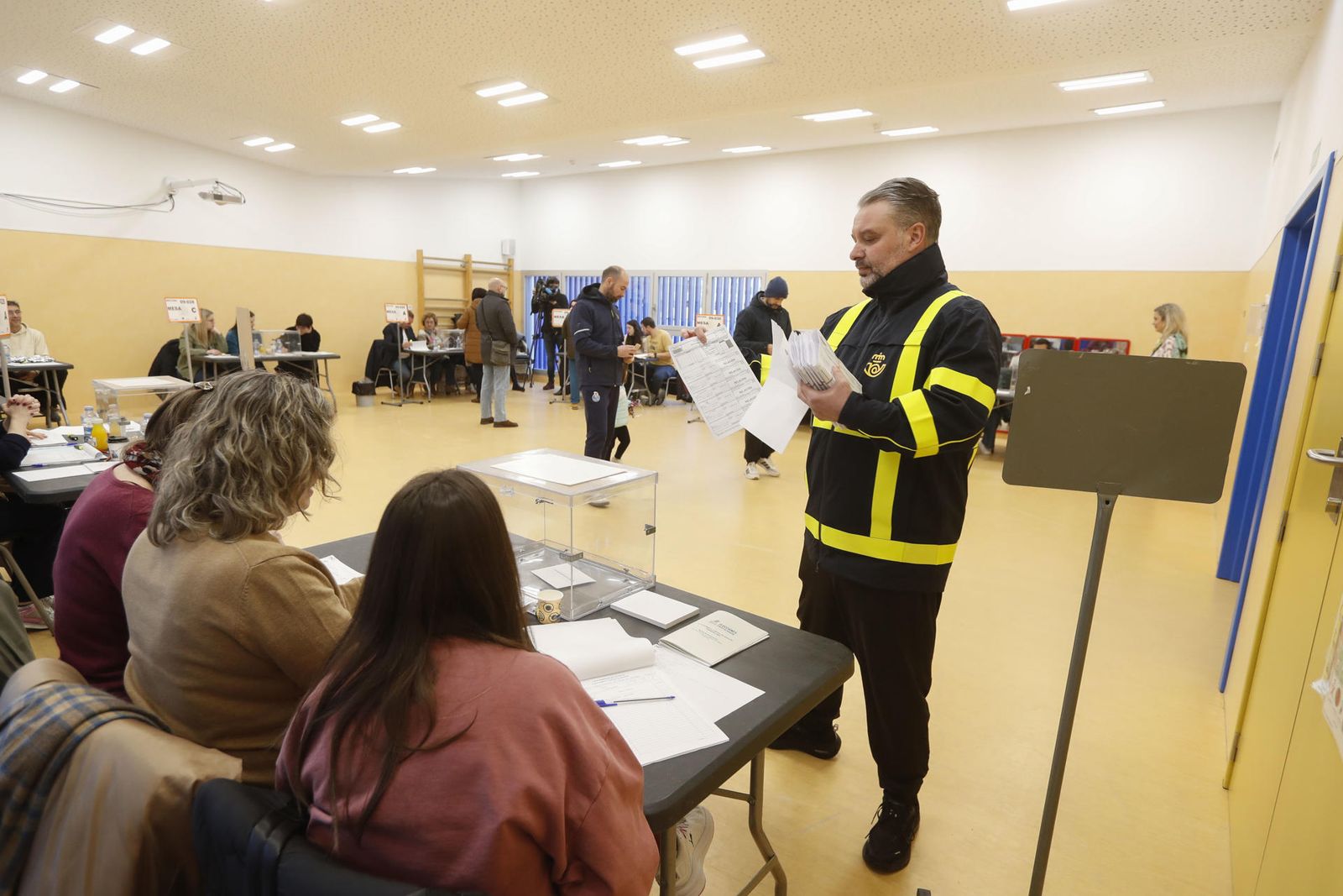Abren los colegios electorales en Aragón