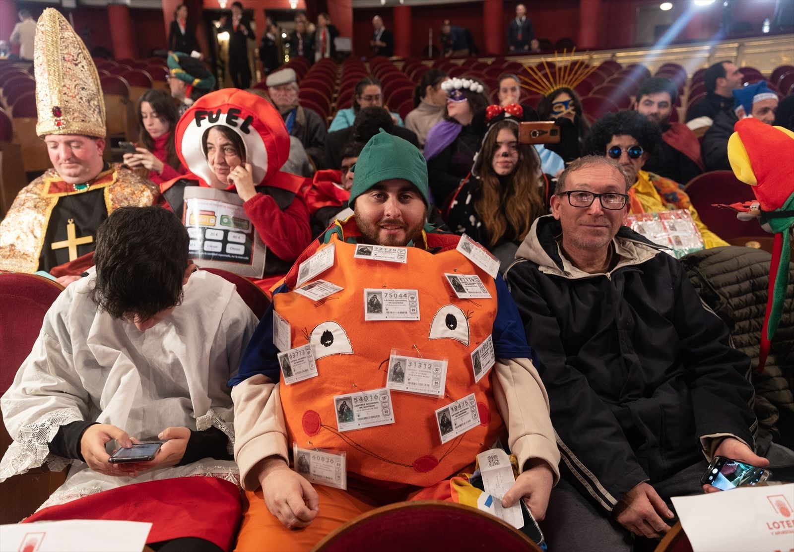 Varias personas disfrazadas al inicio del Sorteo Extraordinario de la Lotería de Navidad 2022, en el Teatro Real de Madrid, a 22 de diciembre de 2022, en Madrid