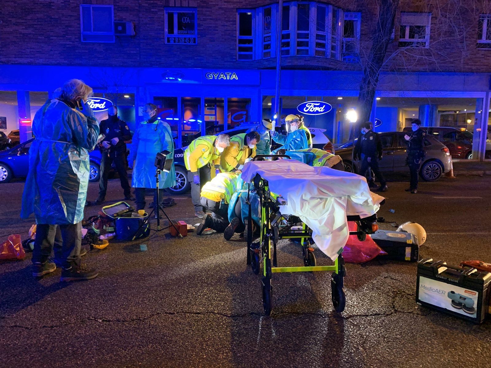 Un motorista grave tras perder el control y chocar contra una isleta en Embajadores