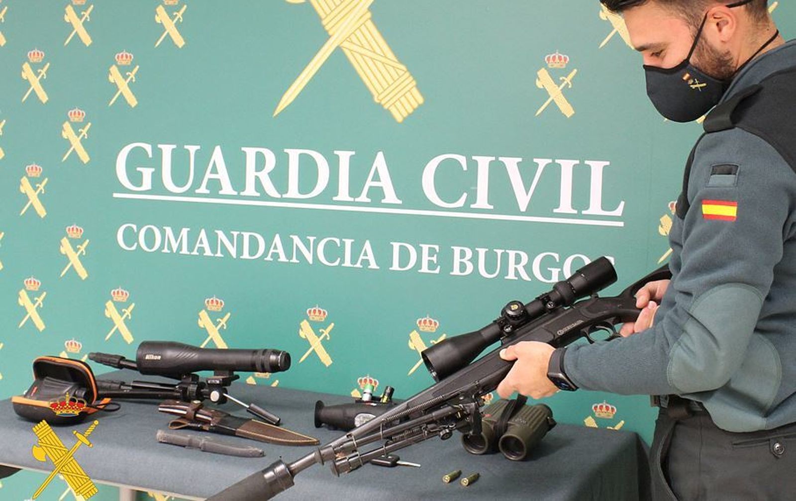 Detenidos in fraganti dos cazadores furtivos con un gato montés muerto
