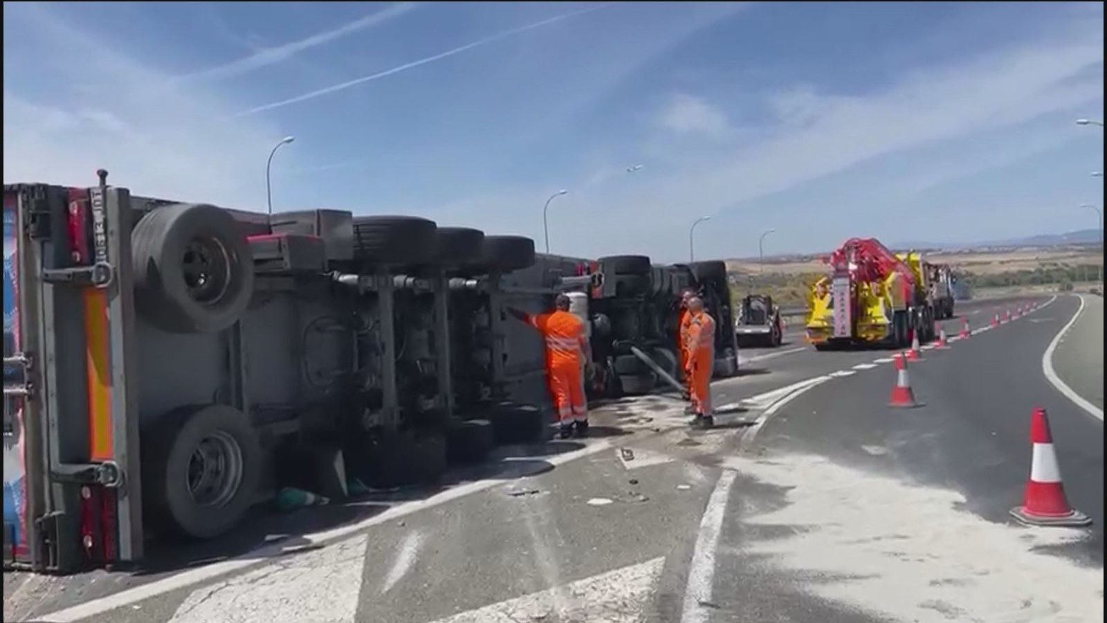 El vuelco de un camión provoca grandes retenciones en la M-50