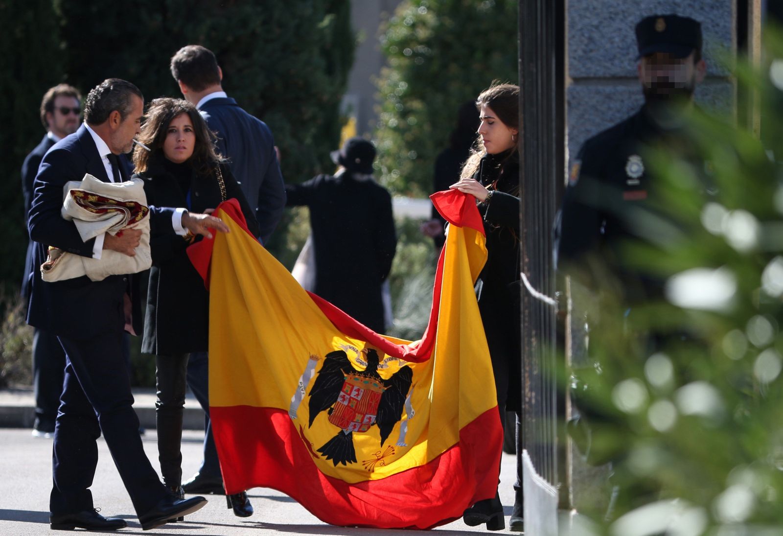 La familia Franco, con una bandera española preconstitucional