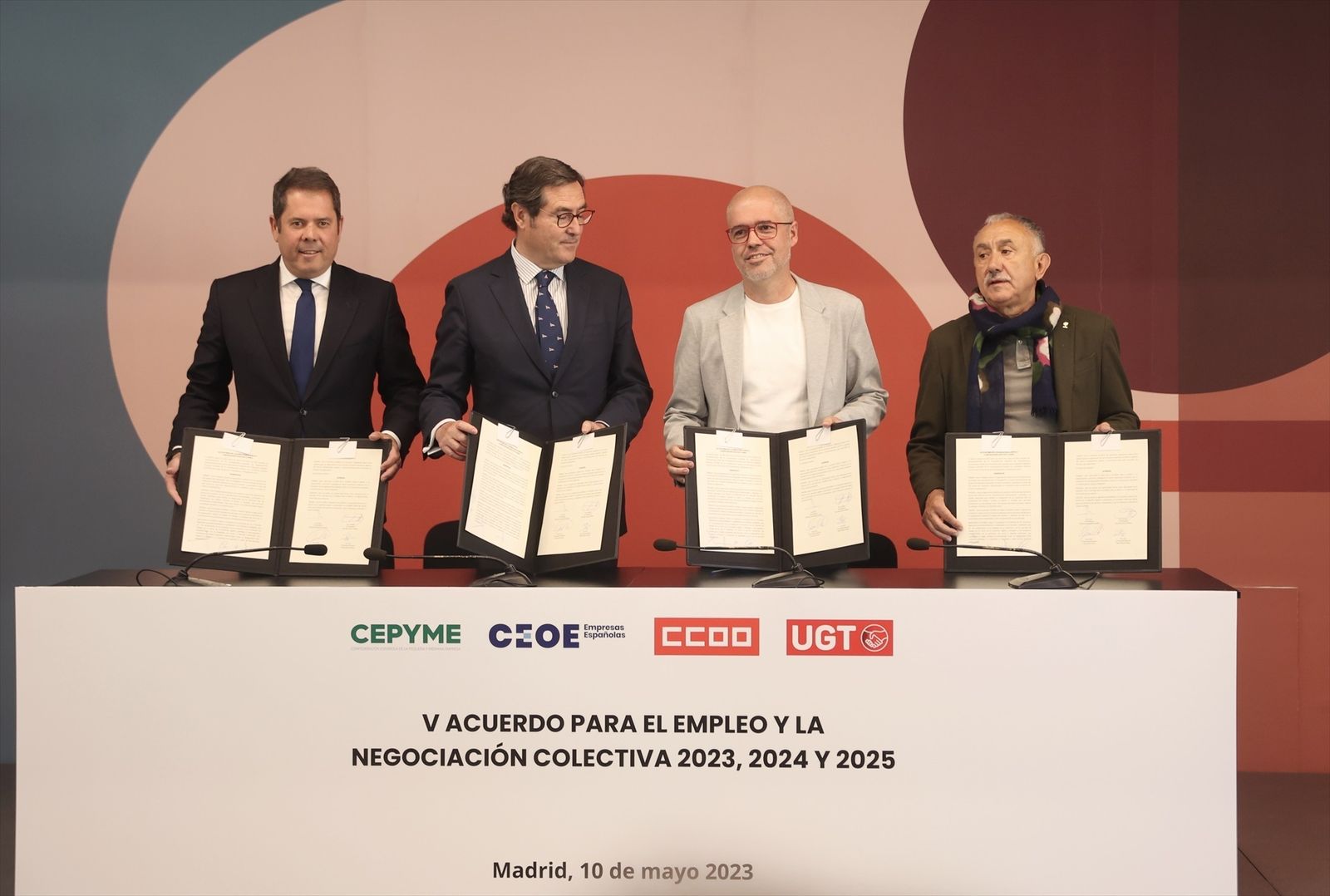 Los presidentes de CEOE y CEPYME, Antonio Garamendi y Gerardo Cuerva y los secretarios generales de UGT y CCOO, Pepe Álvarez y Unai Sordo, respectivamente, firman el V Acuerdo para el Empleo y la Negociación Colectiva (AENC)
