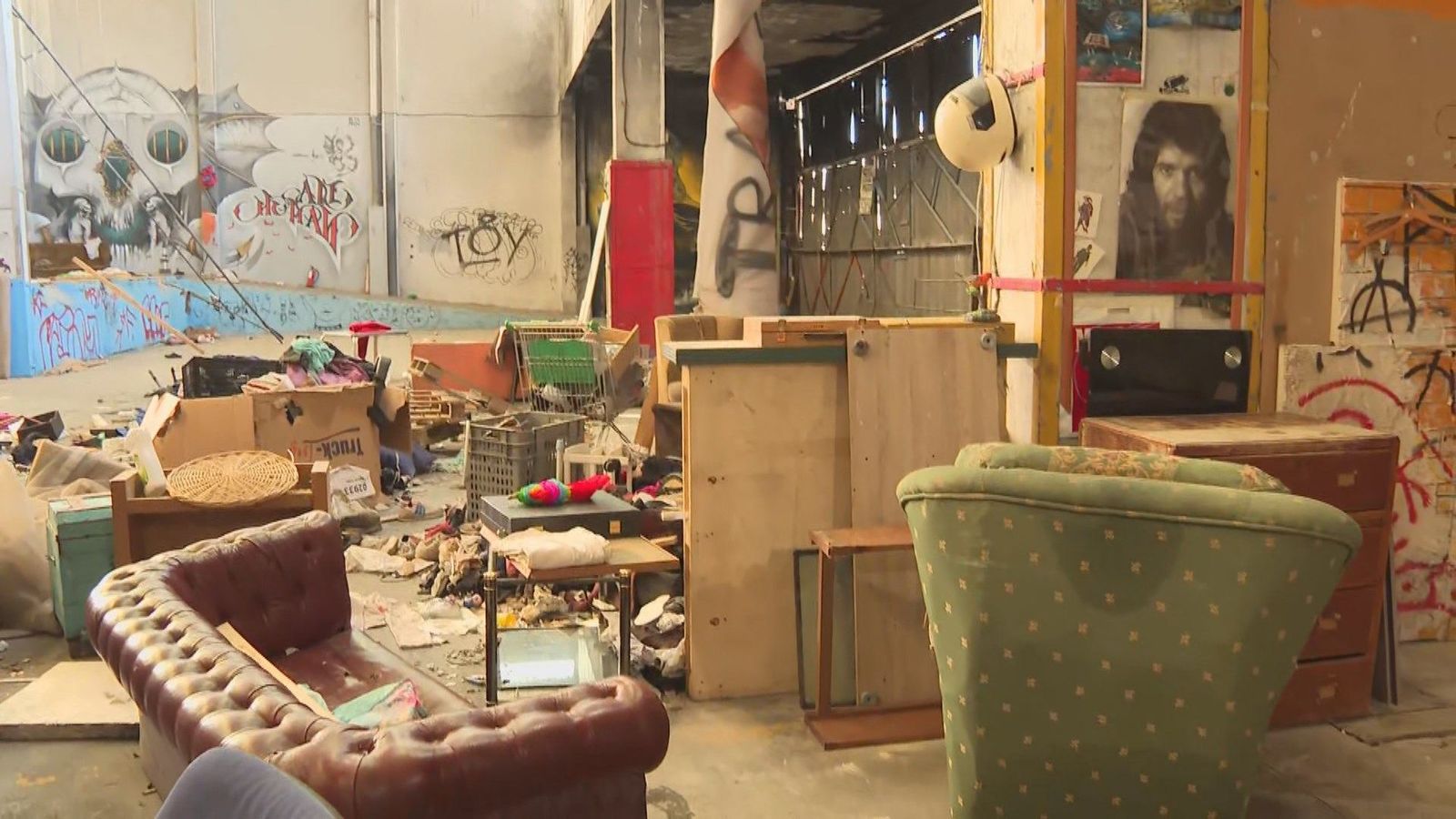 Telemadrid accede a una nave abandonada donde malviven nueve toxicómanos de San Dalmacio