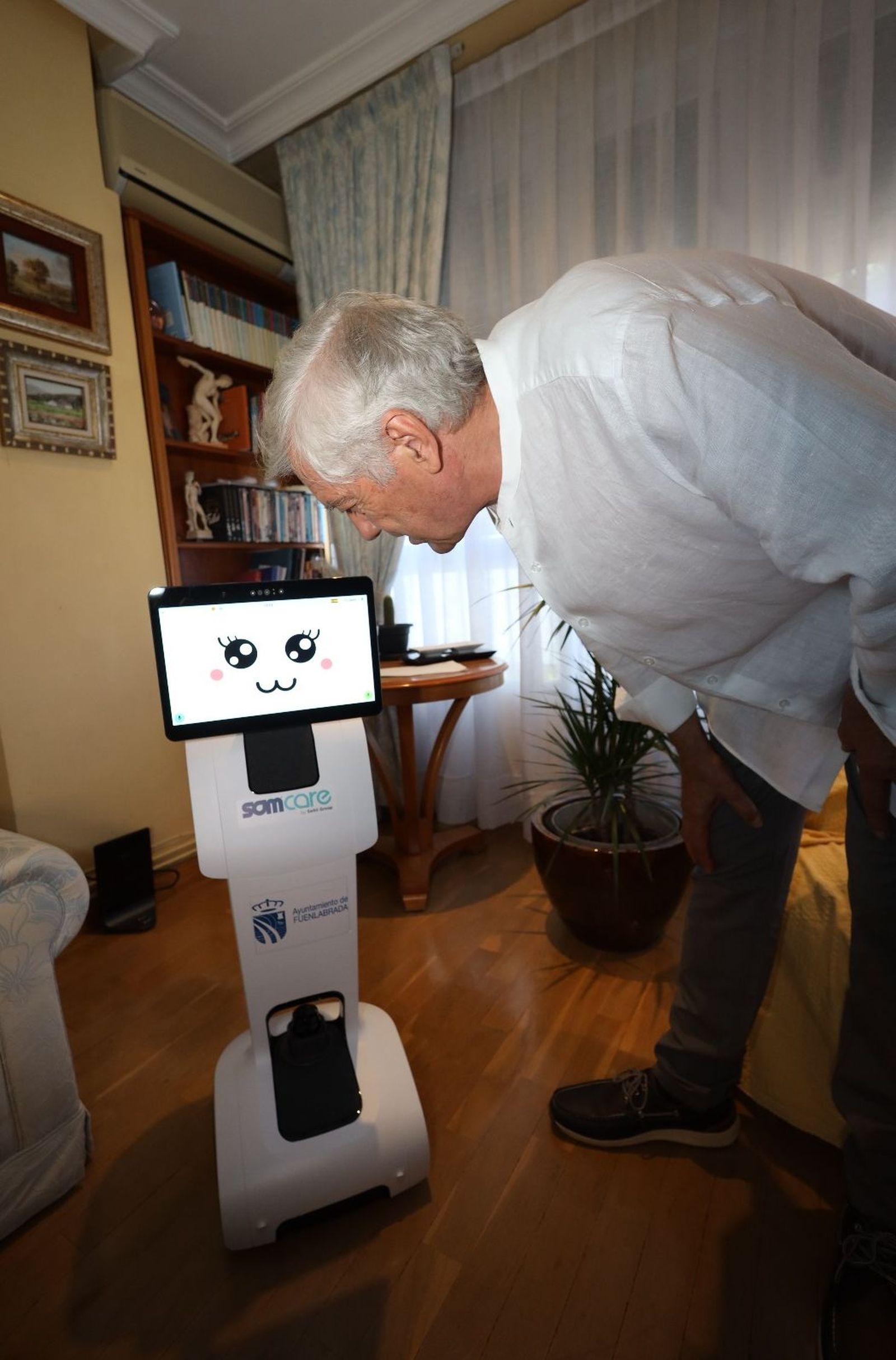 Robot de asistencia domiciliaria con un usuario de Fuenlabrada
