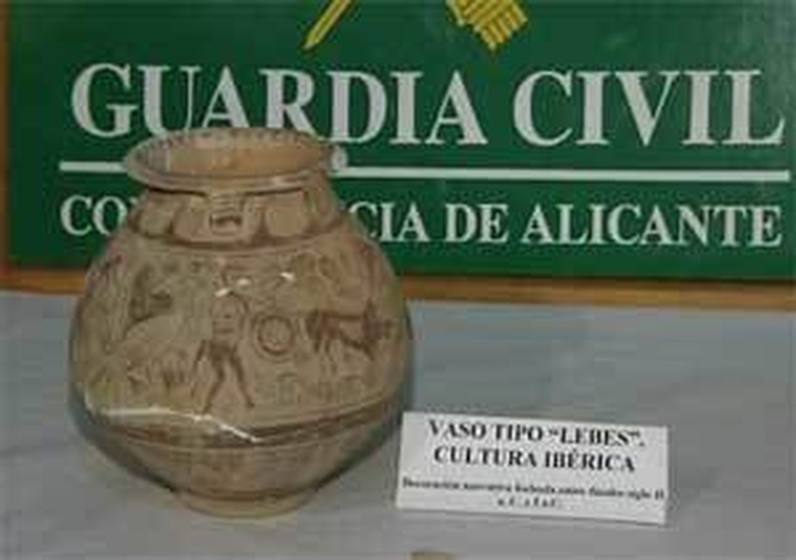La Guardia Civil recupera un vaso ibérico del siglo II a.C. en un anticuario de El Campello