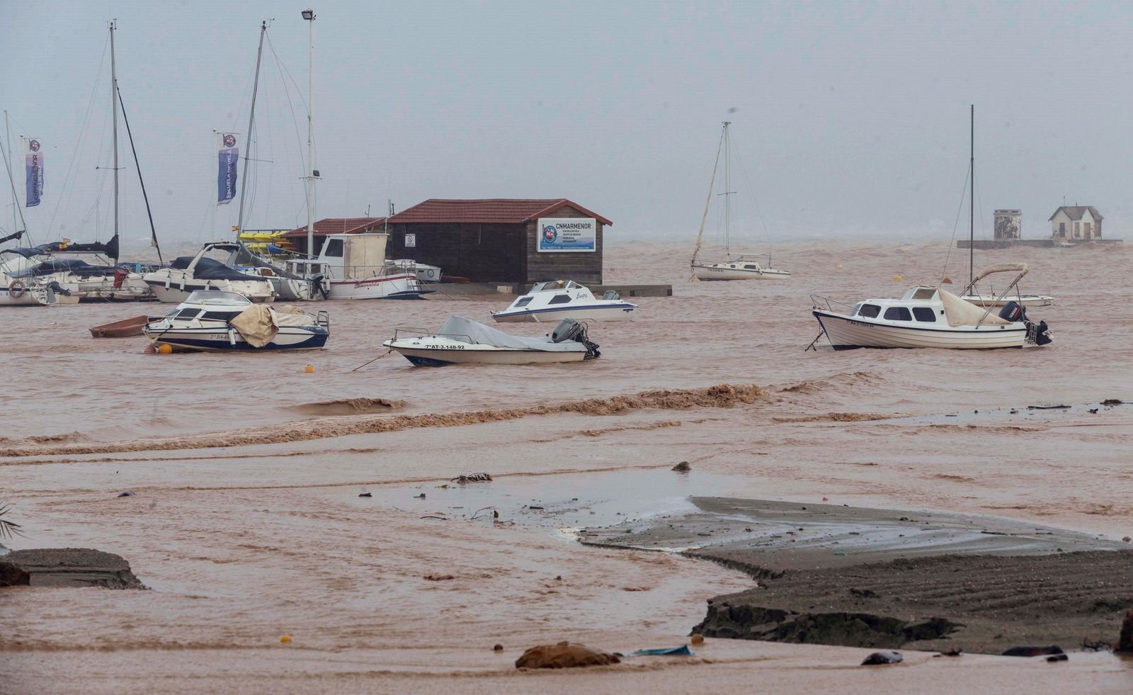 Un centenar de evacuados en la localidad murciana de Los Alcázares por la DANA