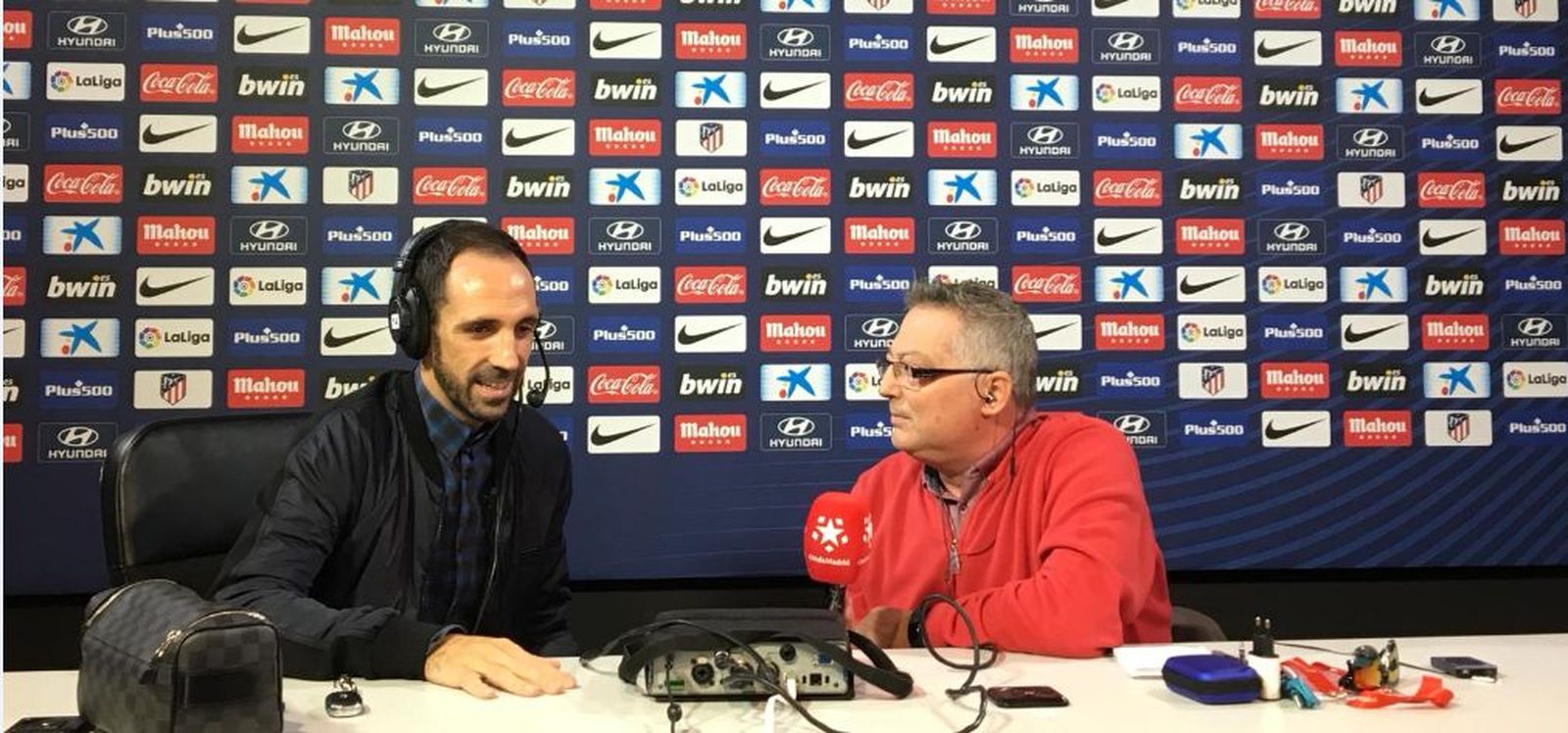 Juanfran, jugador del Atlético de Madrid, junto a José María Bonilla