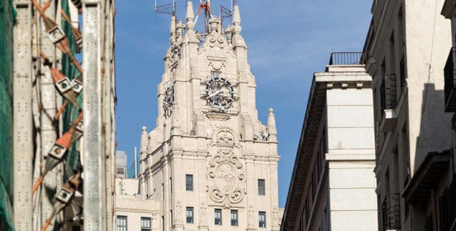 Reloj y torre del edificio de Telefónica en la Gran Vía de Madrid