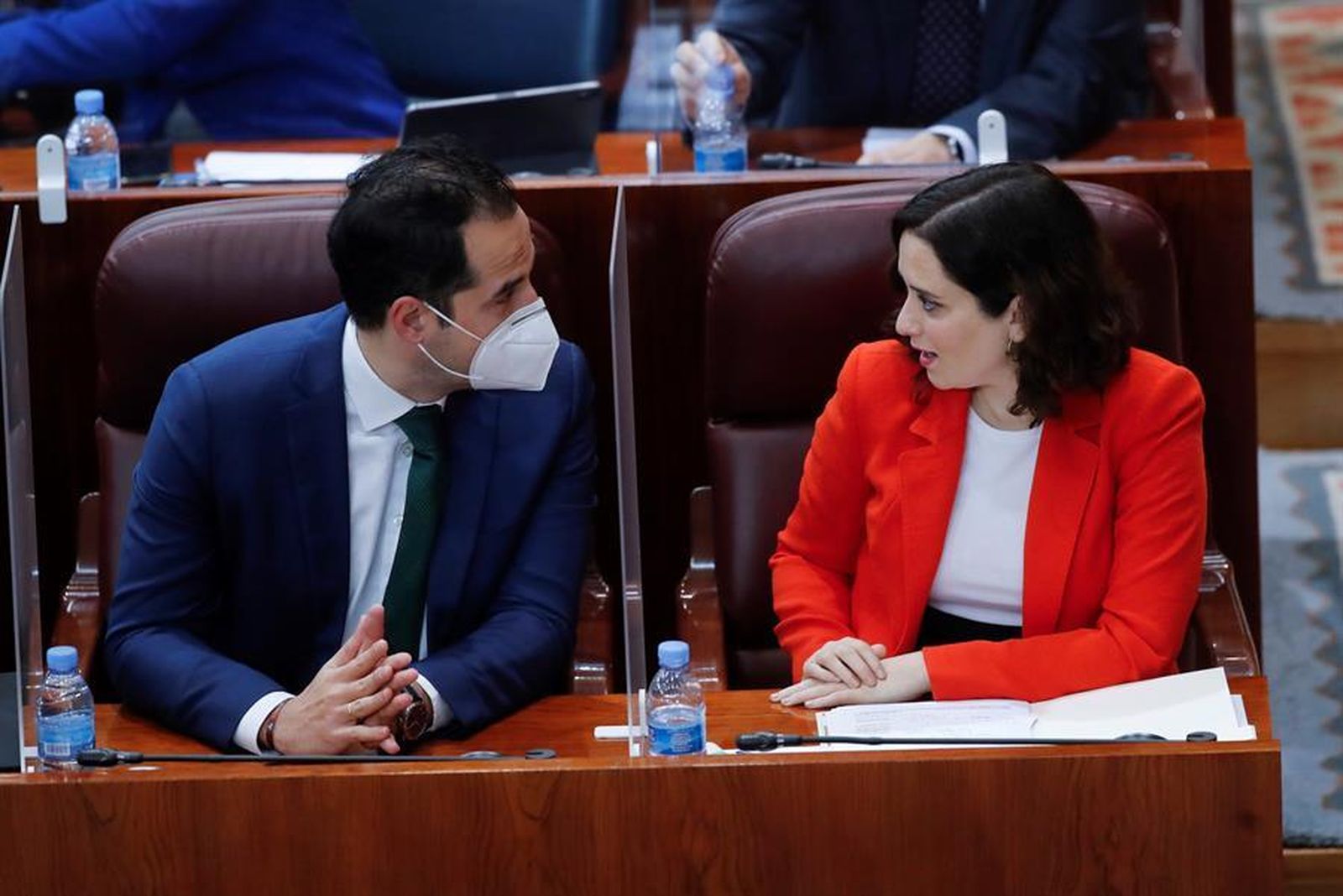 La presidenta de la Comunidad, Isabel Díaz Ayuso, junto con el vicepresidente, Ignacio Aguado, en la Asamblea de Madrid