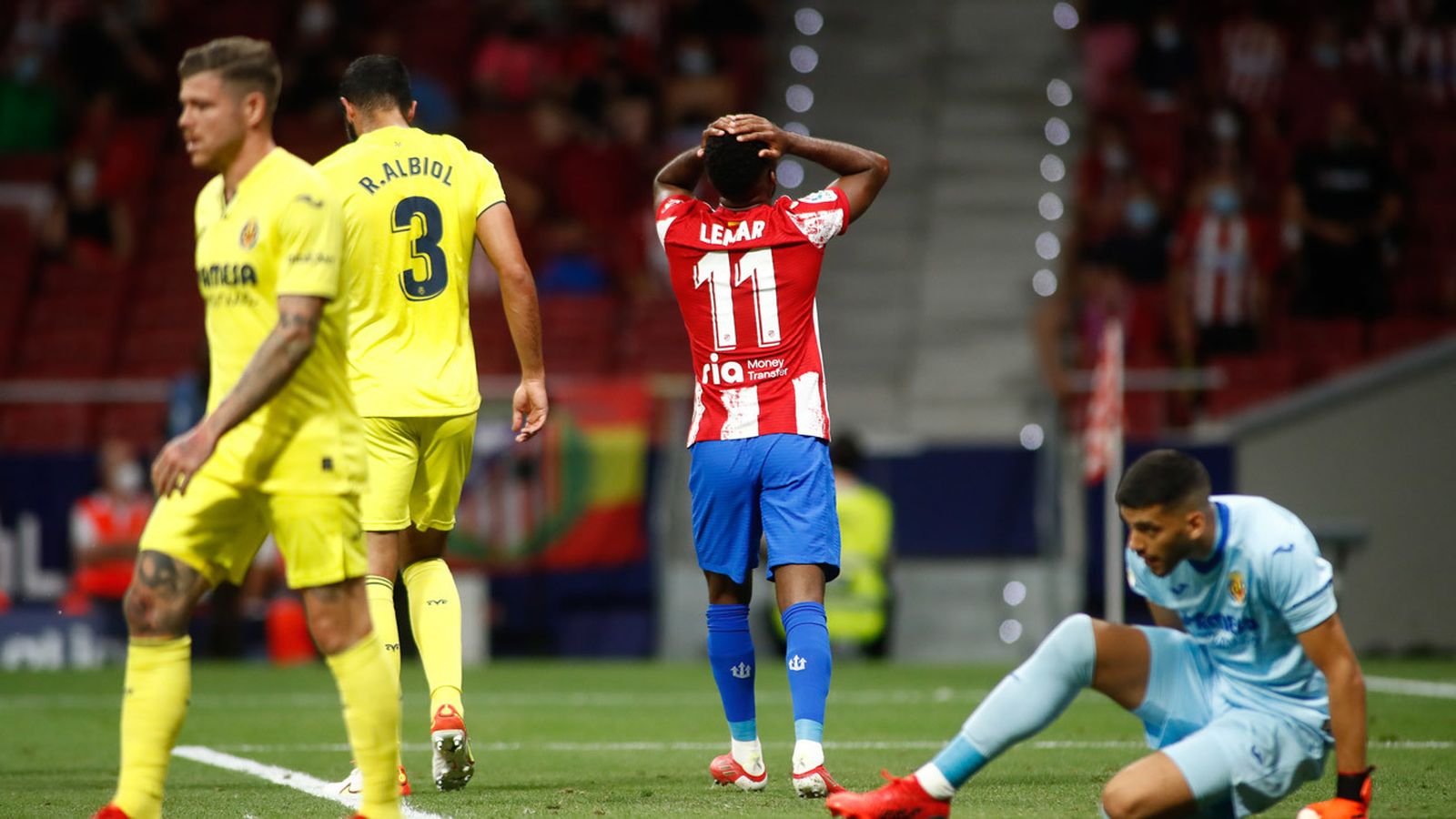 El francés Thomas Lemar, el mejor del encuentro, lamenta una ocasión que se le va al palo cuando el Wanda cantaba ya el gol