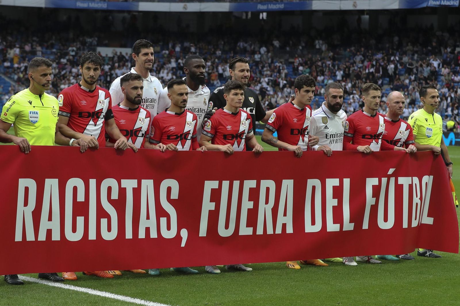 Pancarta contra el racismo